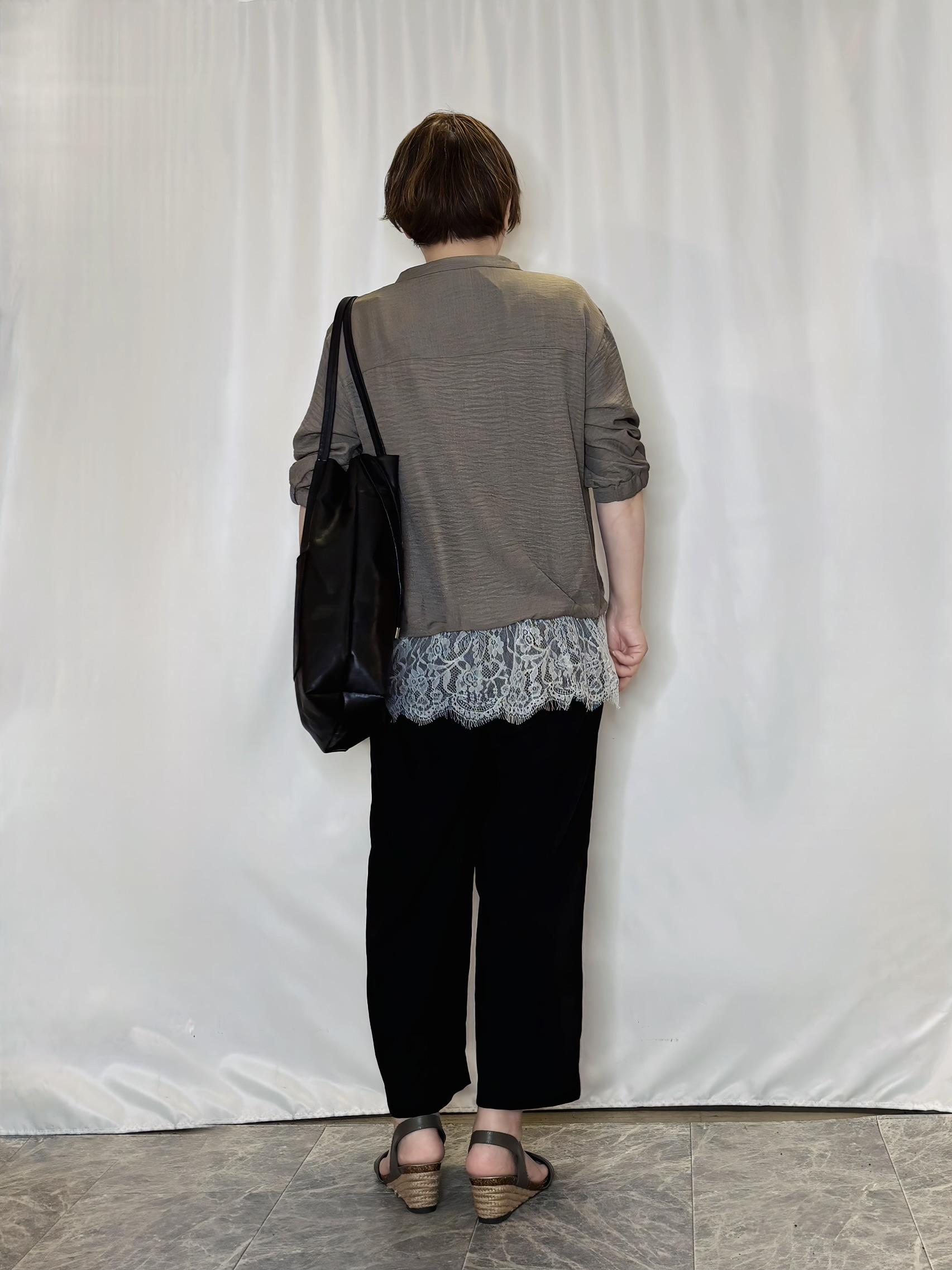たみさんの「SHOO･LA･RUE｜【インしないで着られる/S-LL/洗濯機可】1枚で決まる裾レース 大人上品スキッパーブラウス」を使ったコーディネート