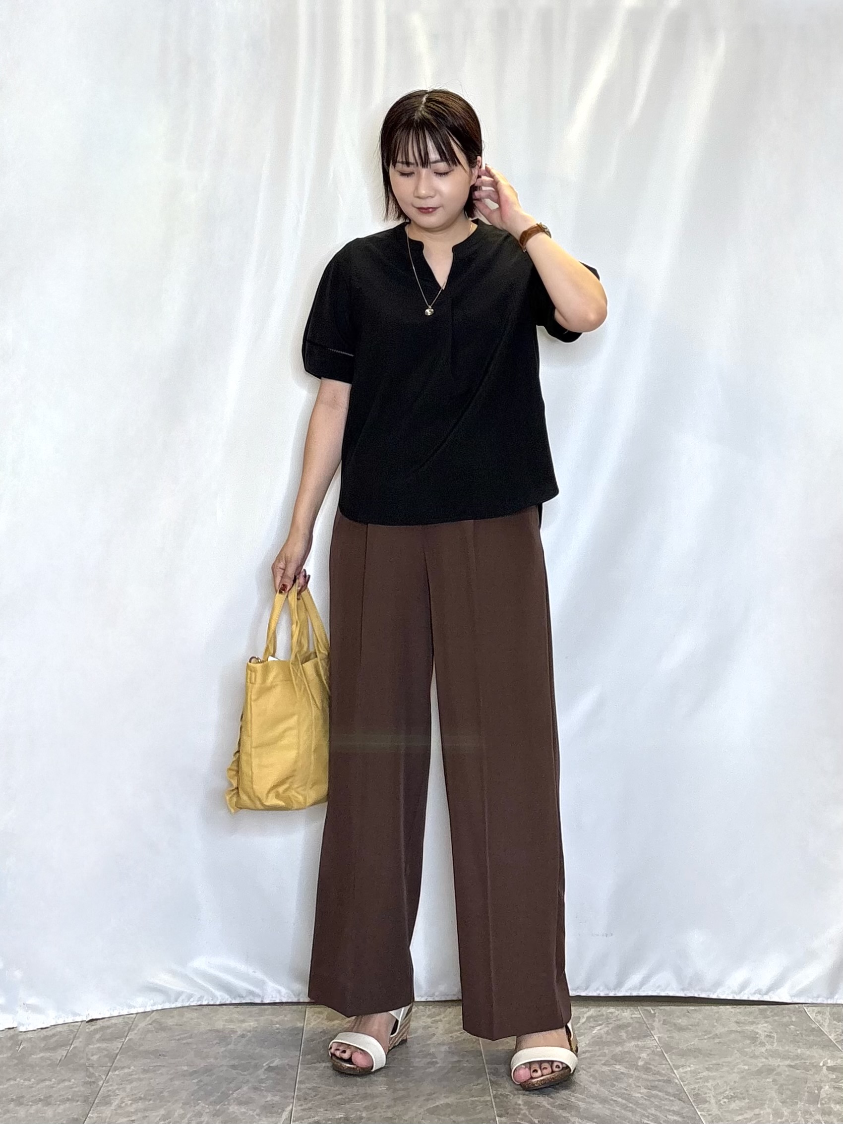 ネリさんの「SHOO･LA･RUE｜【洗濯後しわになりにくい/インせずきまる】お袖のハシゴレースで涼やかに 麻調スキッパーブラウス」を使ったコーディネート