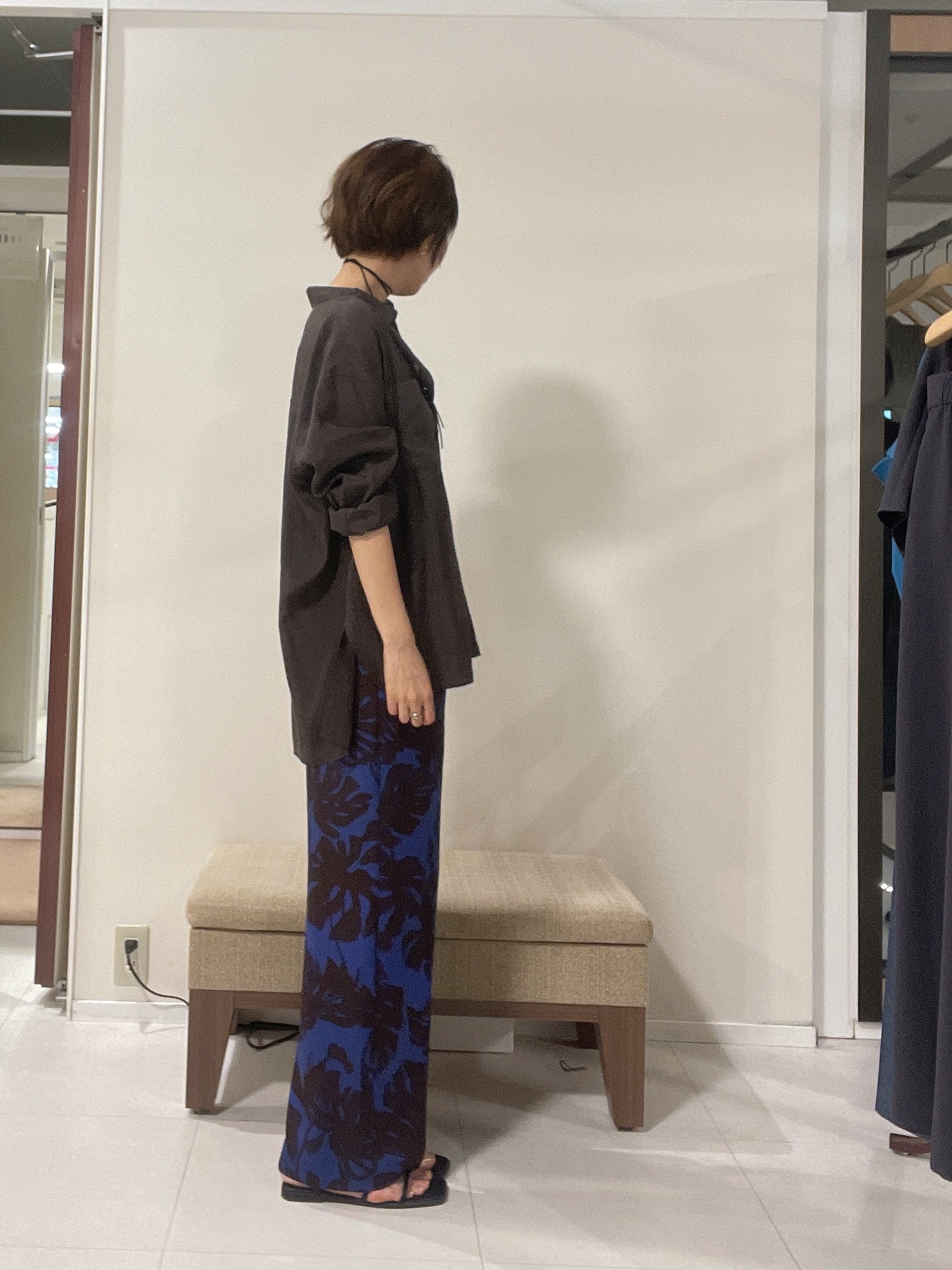 IWAMOさんの「UNTITLED｜【秋羽織り/肌に張り付きにくい】シルキータッチシアーシャツ」を使ったコーディネート