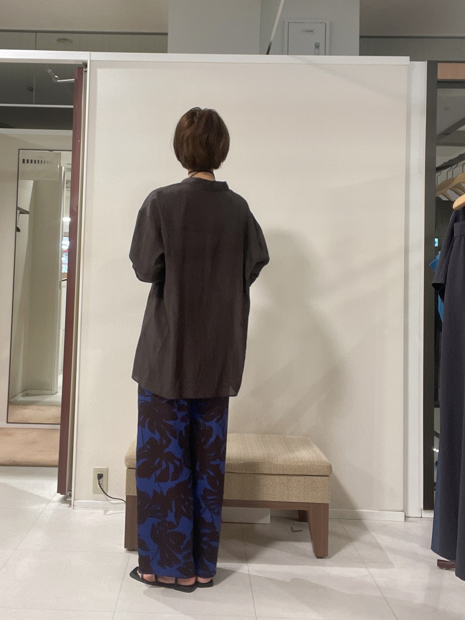 IWAMOさんの「UNTITLED｜【秋羽織り/肌に張り付きにくい】シルキータッチシアーシャツ」を使ったコーディネート