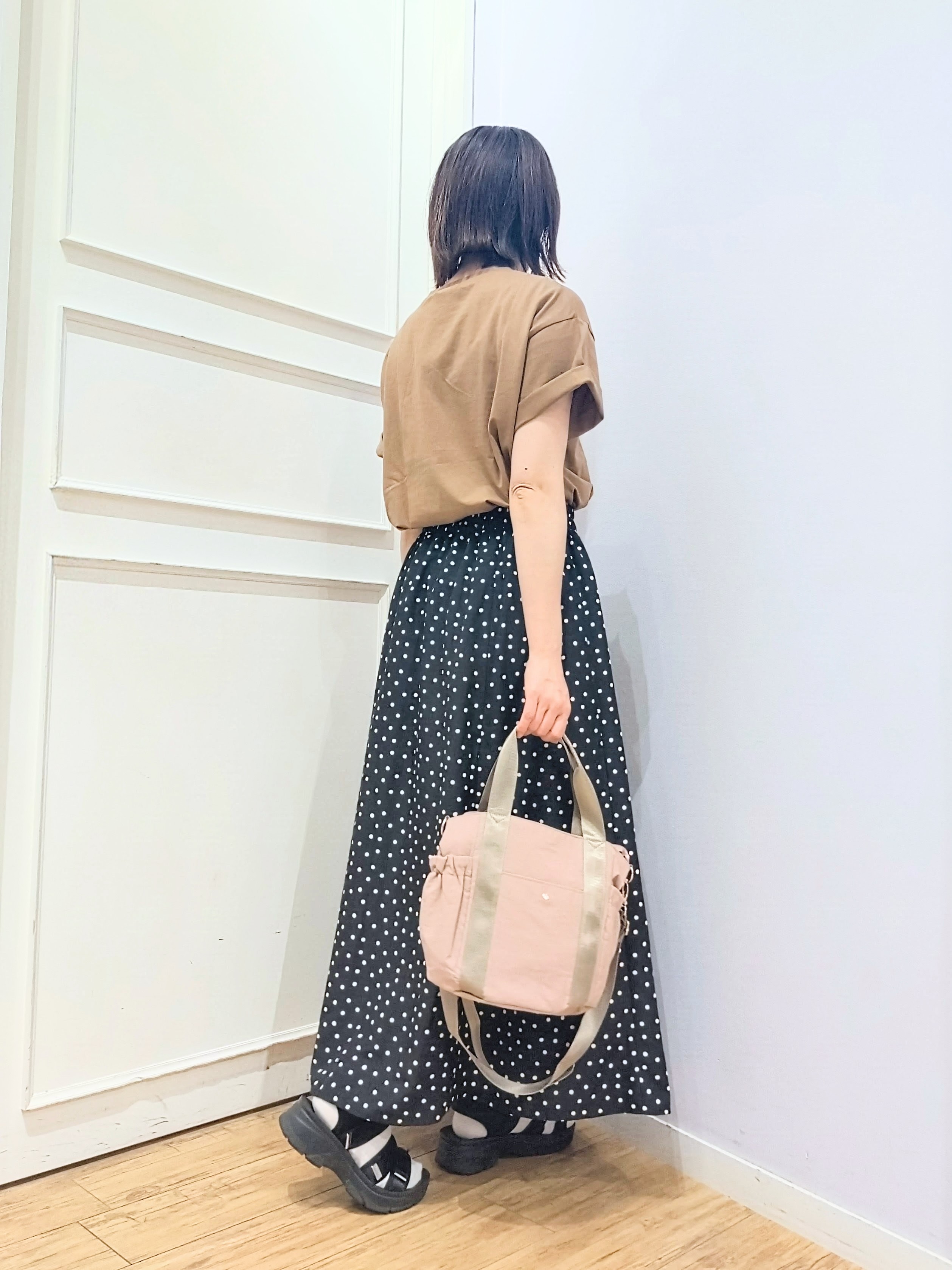 miomioさんの「SHOO･LA･RUE｜【S-LL/洗濯機可】大人っぽく着られる ジェルロゴプリントTシャツ」を使ったコーディネート