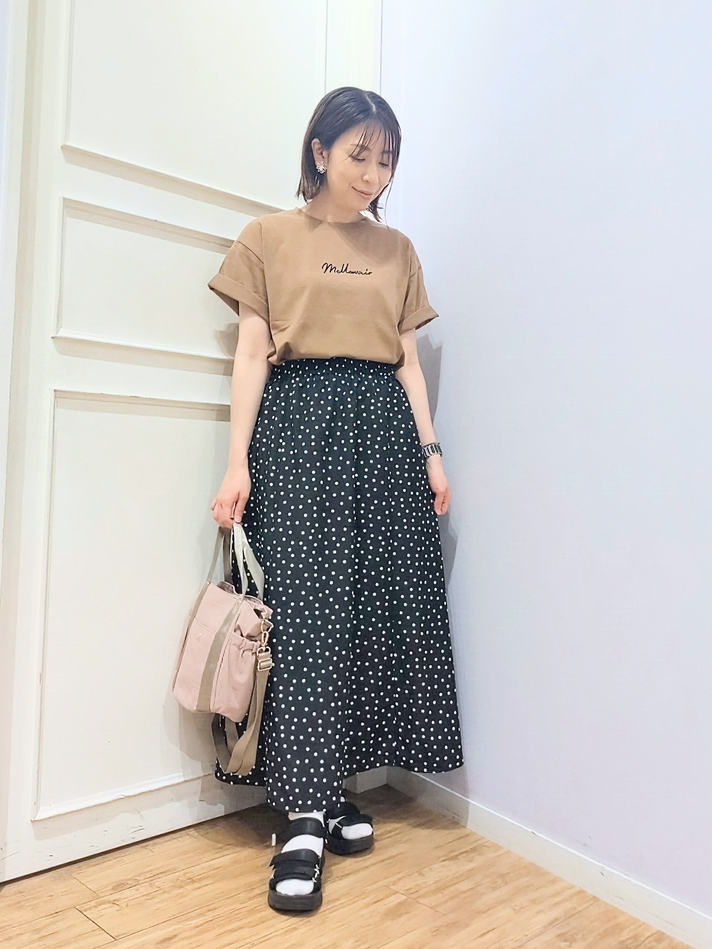 miomioさんの「SHOO･LA･RUE｜【S-LL/洗濯機可】大人っぽく着られる ジェルロゴプリントTシャツ」を使ったコーディネート