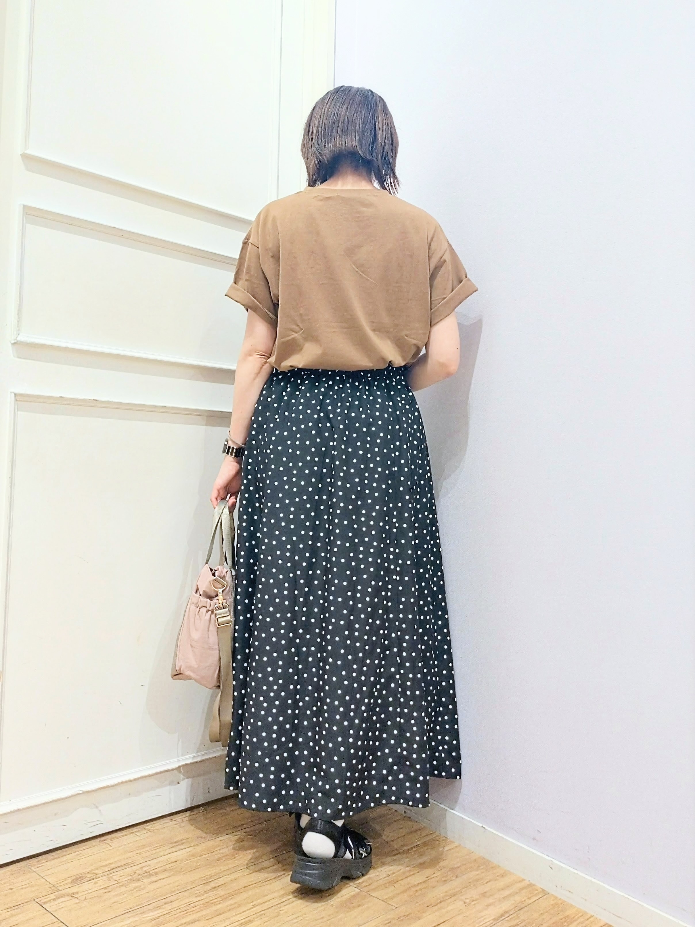 miomioさんの「SHOO･LA･RUE｜【S-LL/洗濯機可】大人っぽく着られる ジェルロゴプリントTシャツ」を使ったコーディネート