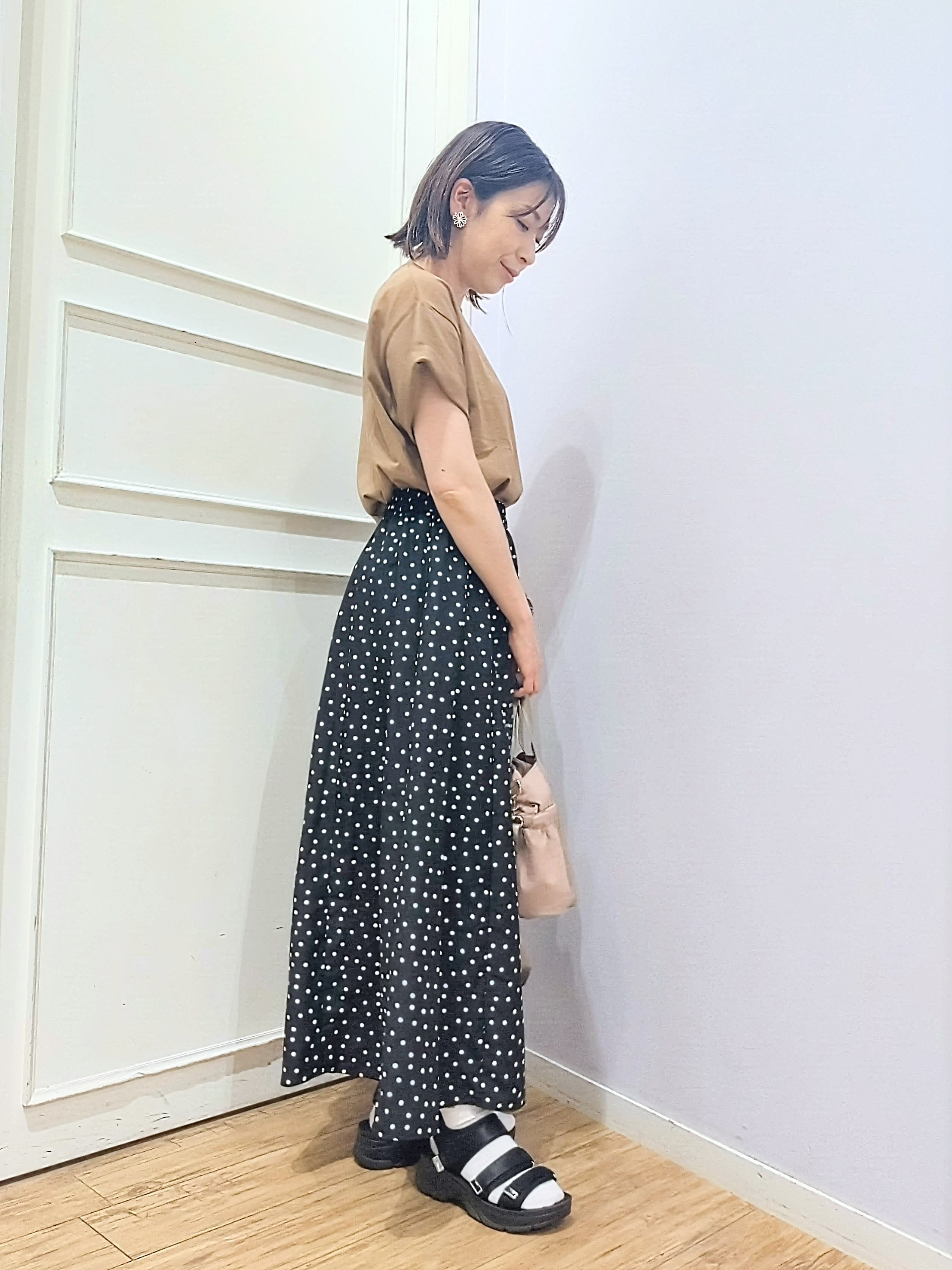 miomioさんの「SHOO･LA･RUE｜【S-LL/洗濯機可】大人っぽく着られる ジェルロゴプリントTシャツ」を使ったコーディネート