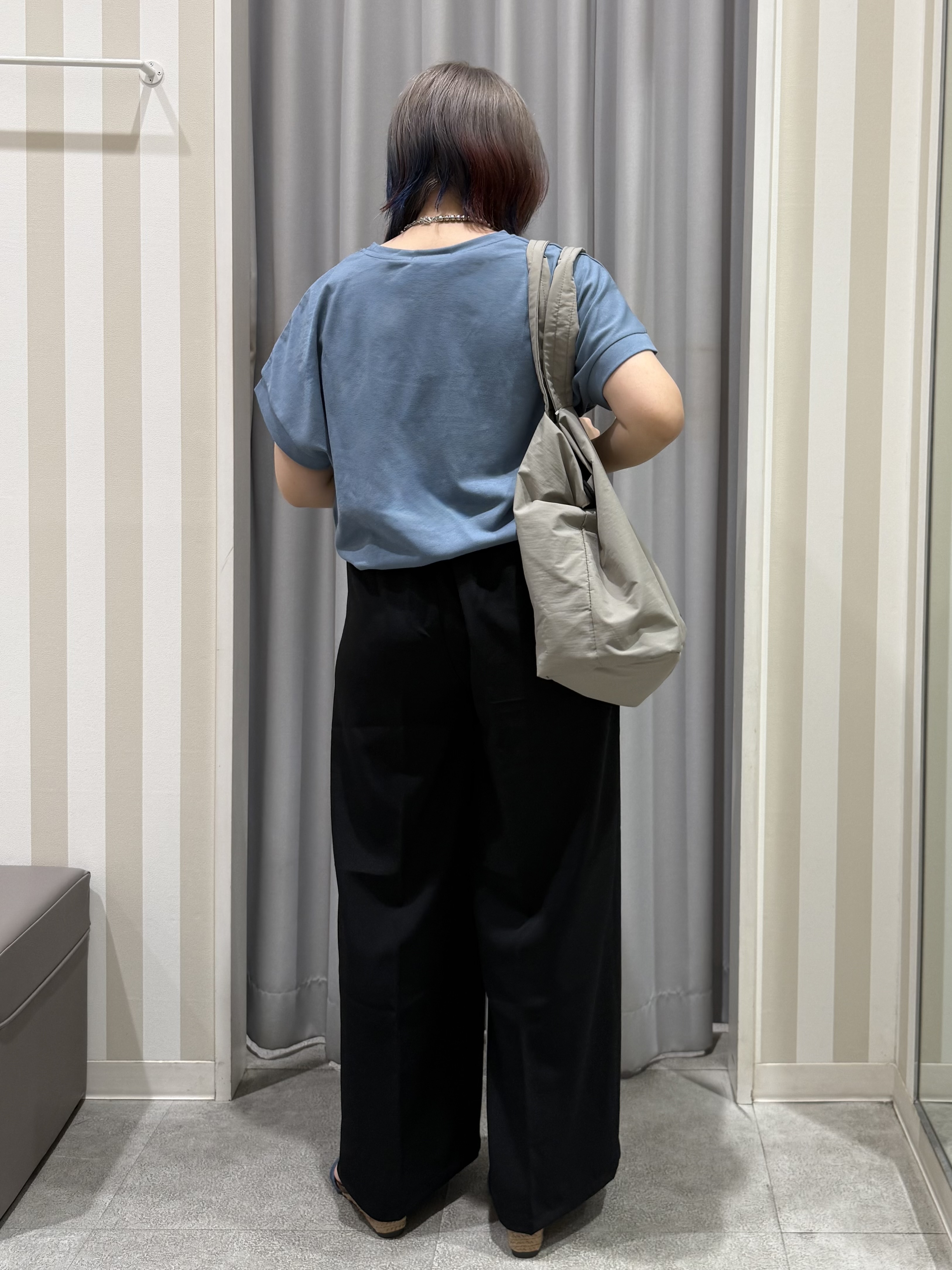 sakinoさんの「SHOO･LA･RUE｜【汗じみ防止/S-LL/体型カバー/洗濯機可】汗じみが気になりにくい 大人の刺繍ロゴTシャツ」を使ったコーディネート