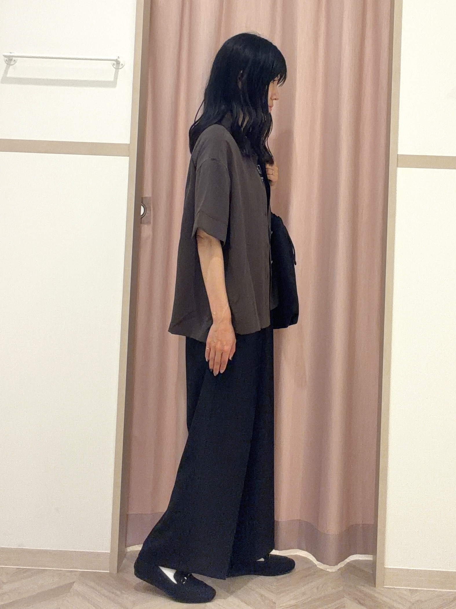 大西直穂さんの「SHOO･LA･RUE｜【通気性〇/UV/S-LL】洗濯後しわになりにくい とろみストライプシャツ」を使ったコーディネート