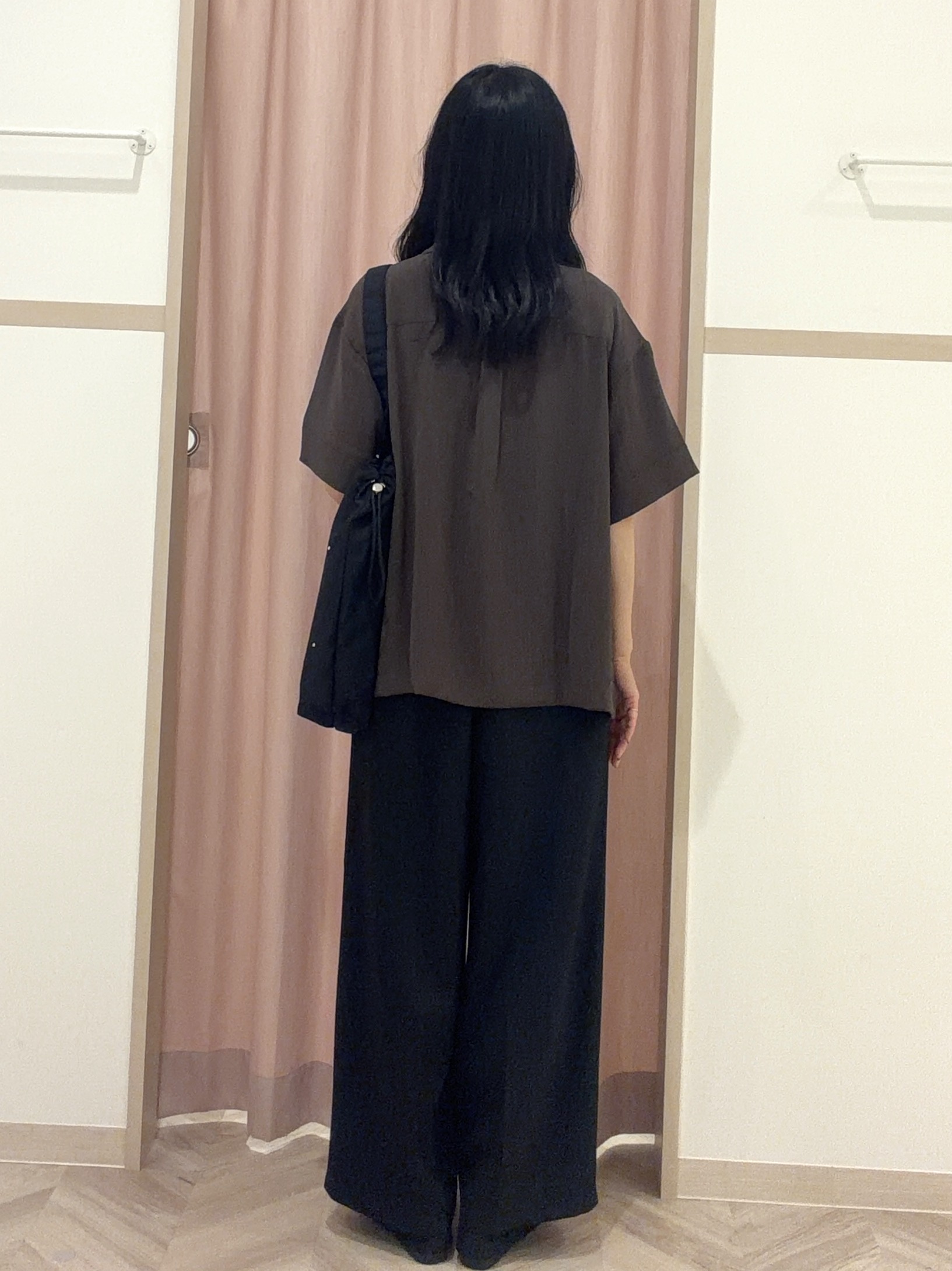 大西直穂さんの「SHOO･LA･RUE｜【通気性〇/UV/S-LL】洗濯後しわになりにくい とろみストライプシャツ」を使ったコーディネート