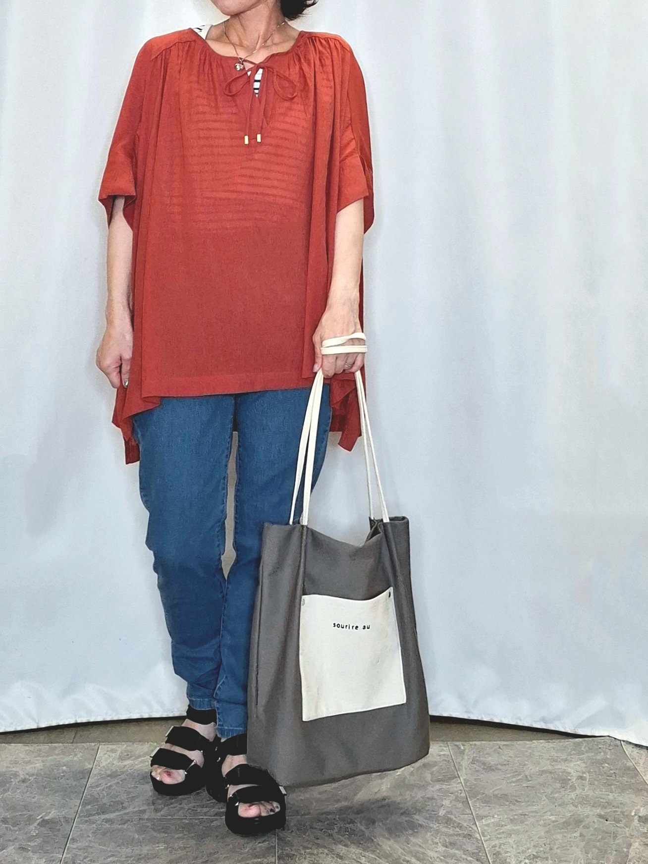 ぬーさんの「SHOO･LA･RUE｜【2点セット/洗濯機可】大人の抜け感 インせず決まるリボン付きブラウス＆タンクトップ」を使ったコーディネート