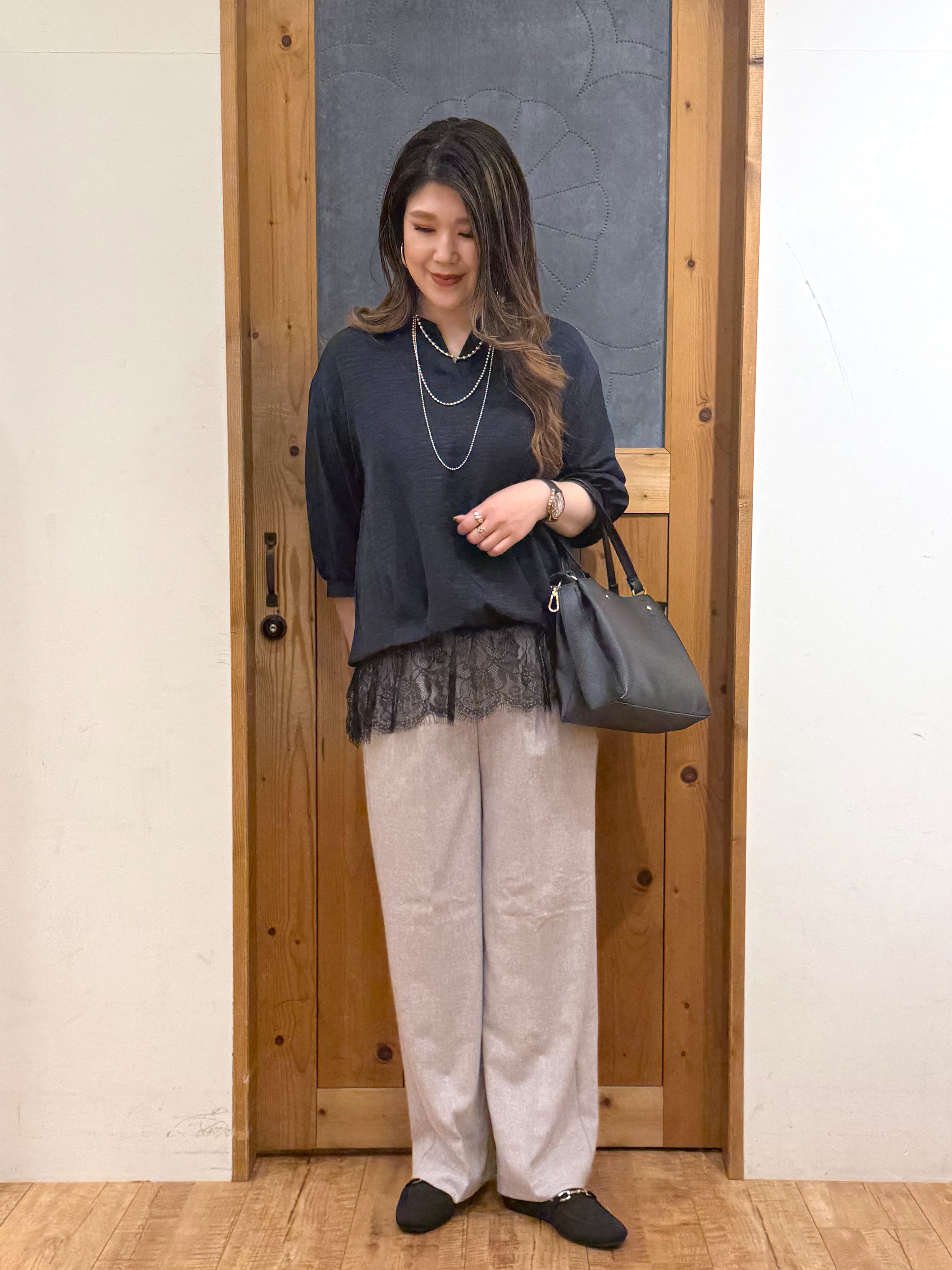 Ayana.さんの「SHOO･LA･RUE｜【インしないで着られる/S-LL/洗濯機可】1枚で決まる裾レース 大人上品スキッパーブラウス」を使ったコーディネート