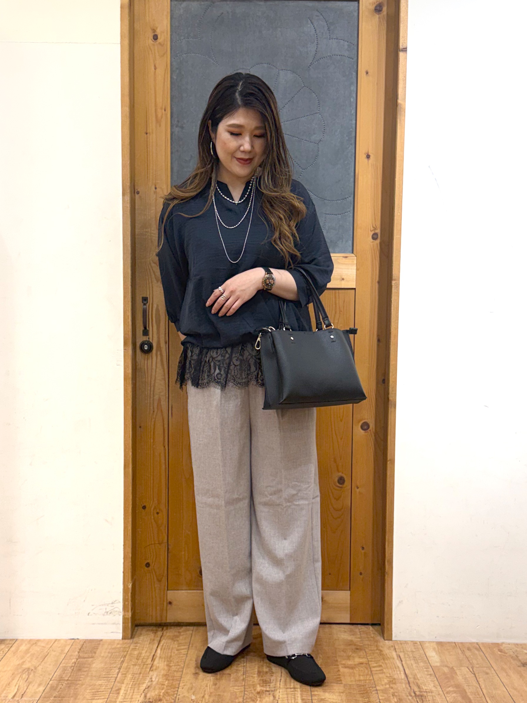 Ayana.さんの「SHOO･LA･RUE｜【インしないで着られる/S-LL/洗濯機可】1枚で決まる裾レース 大人上品スキッパーブラウス」を使ったコーディネート