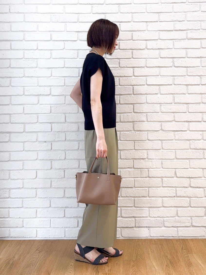 𝐜𝐡𝐢𝐤𝐚さんの「SHOO･LA･RUE｜【洗濯機可/S-LL】インせず着られる 大人シンプルニット」を使ったコーディネート