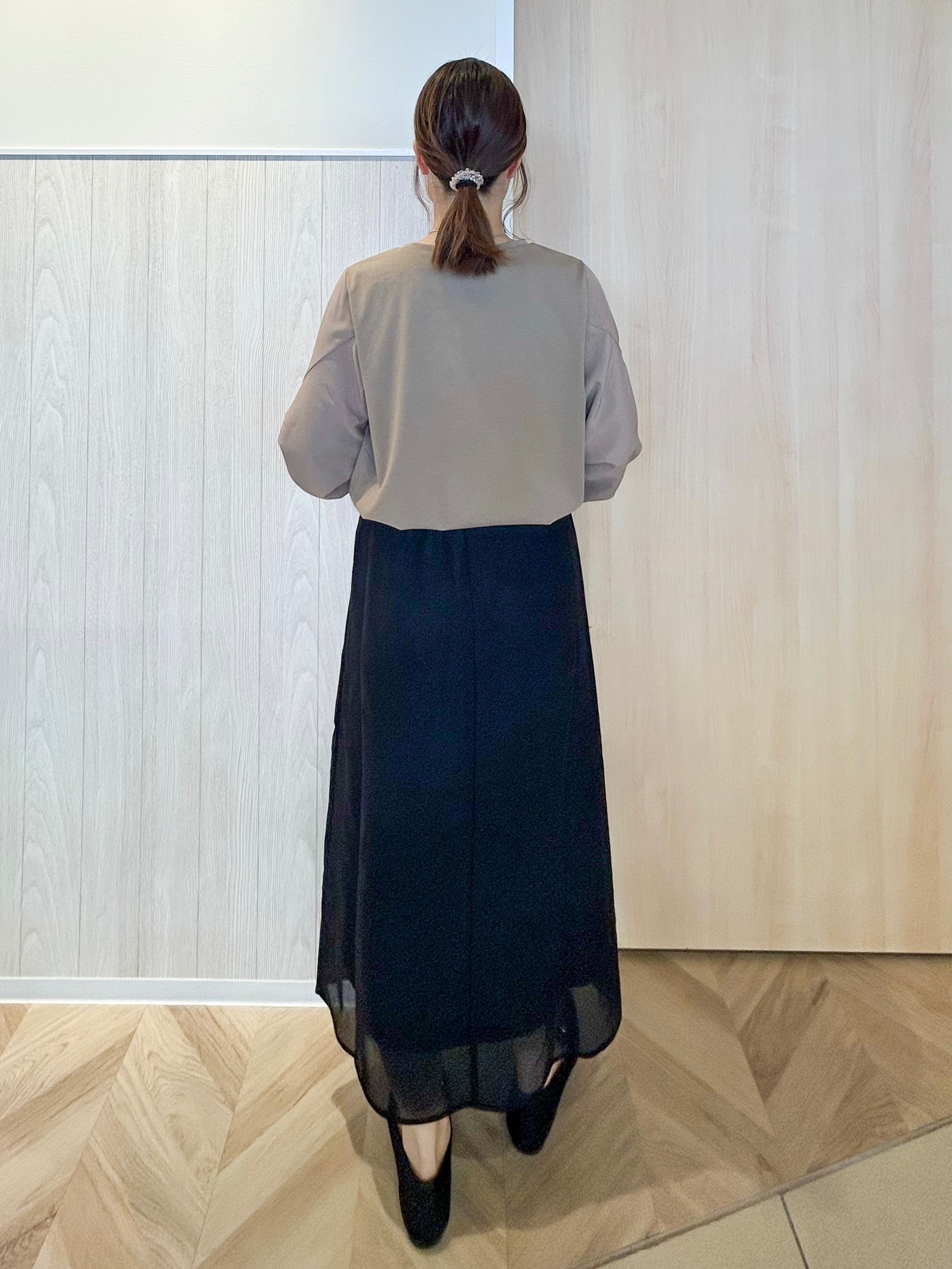 tomoさんの「SHOO･LA･RUE｜【S-LL/洗濯機可/二の腕カバー】楽に上品見え ツイストスリーブトップス」を使ったコーディネート