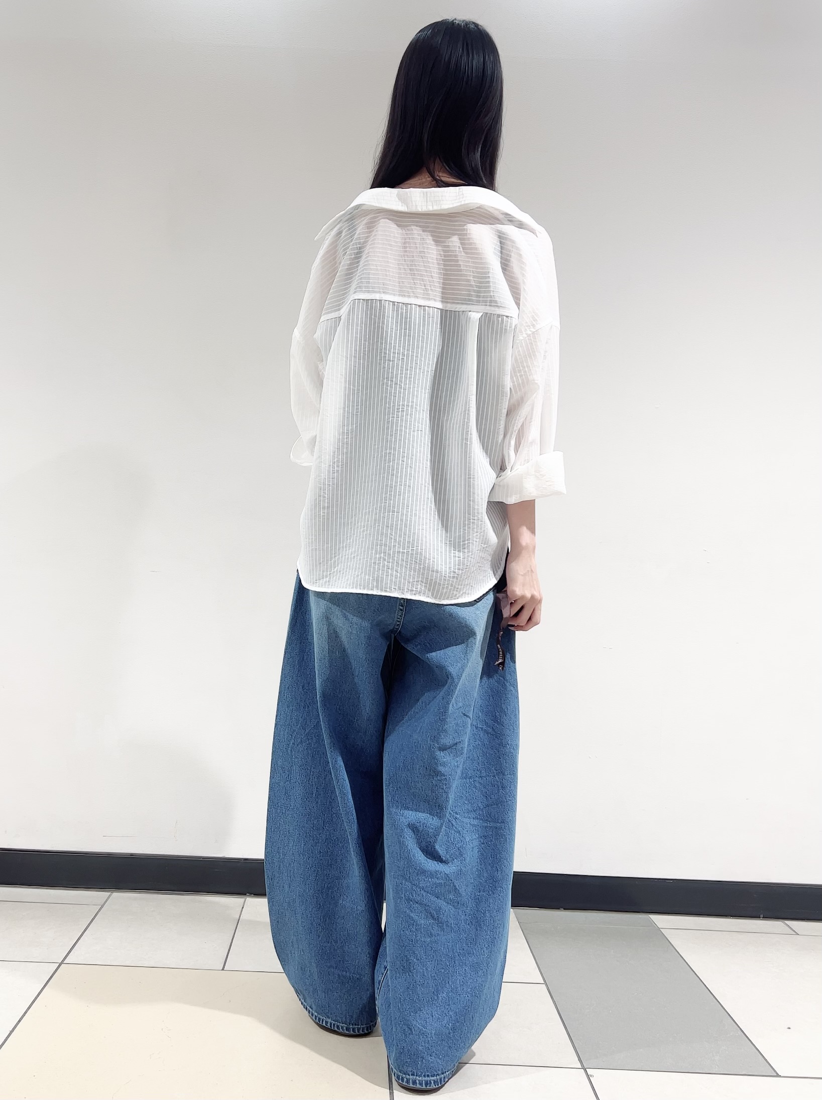 ミナミさんの「DRESSTERIOR｜◆シアーストライプクロップドシャツ」を使ったコーディネート
