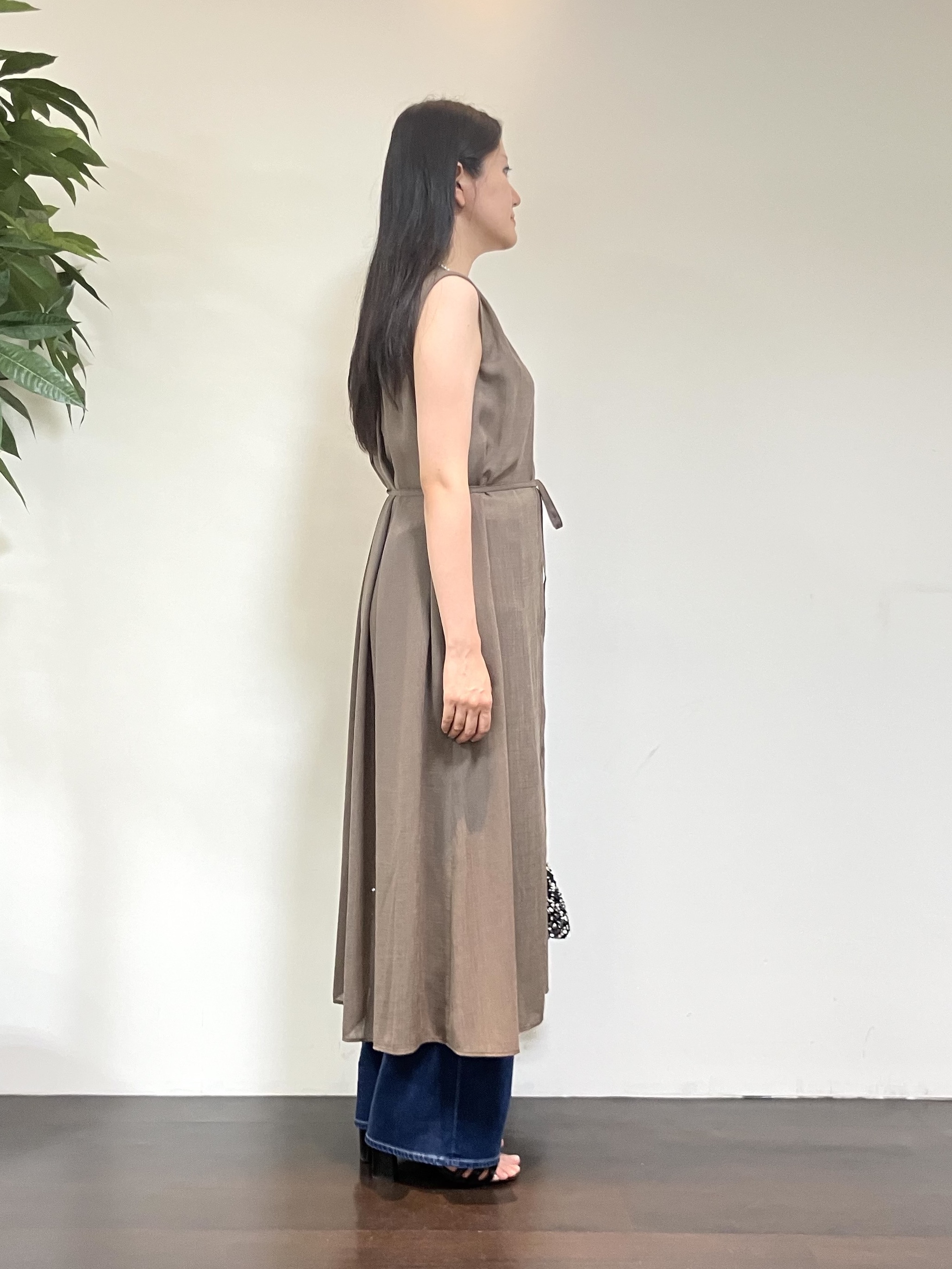 カレンさんの「UNTITLED｜【秋映え/ジレとしても〇】シアーVネックワンピース」を使ったコーディネート