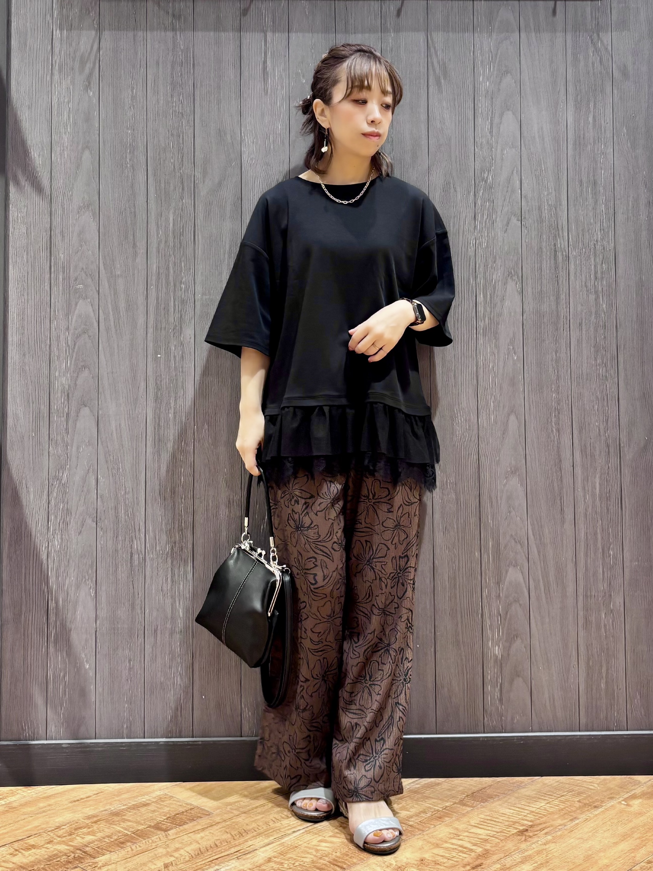 meiさんの「SHOO･LA･RUE｜【UV/抗菌防臭/S-LL】1枚でサマ見え 裾レースTシャツ」を使ったコーディネート