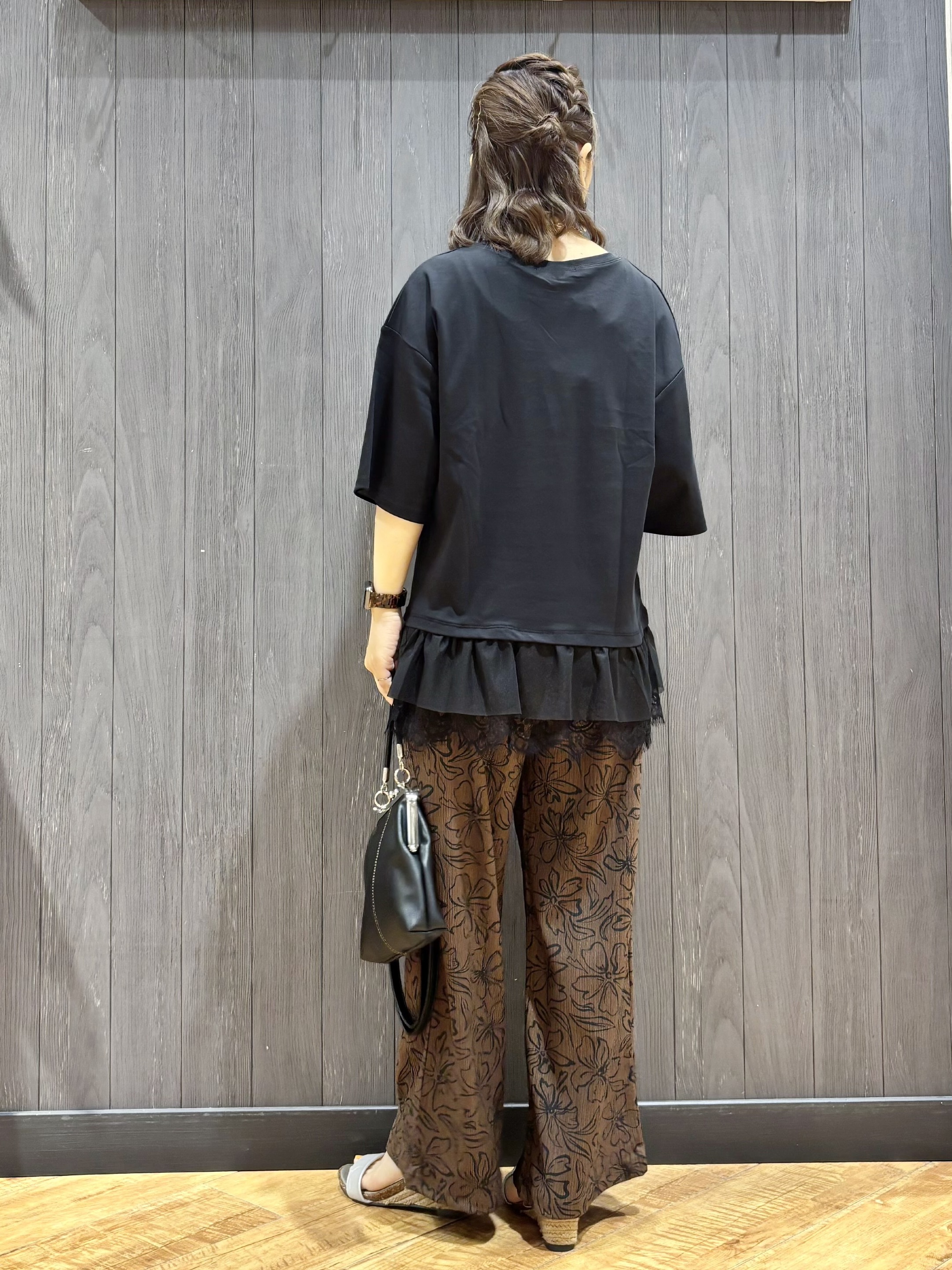 meiさんの「SHOO･LA･RUE｜【UV/抗菌防臭/S-LL】1枚でサマ見え 裾レースTシャツ」を使ったコーディネート