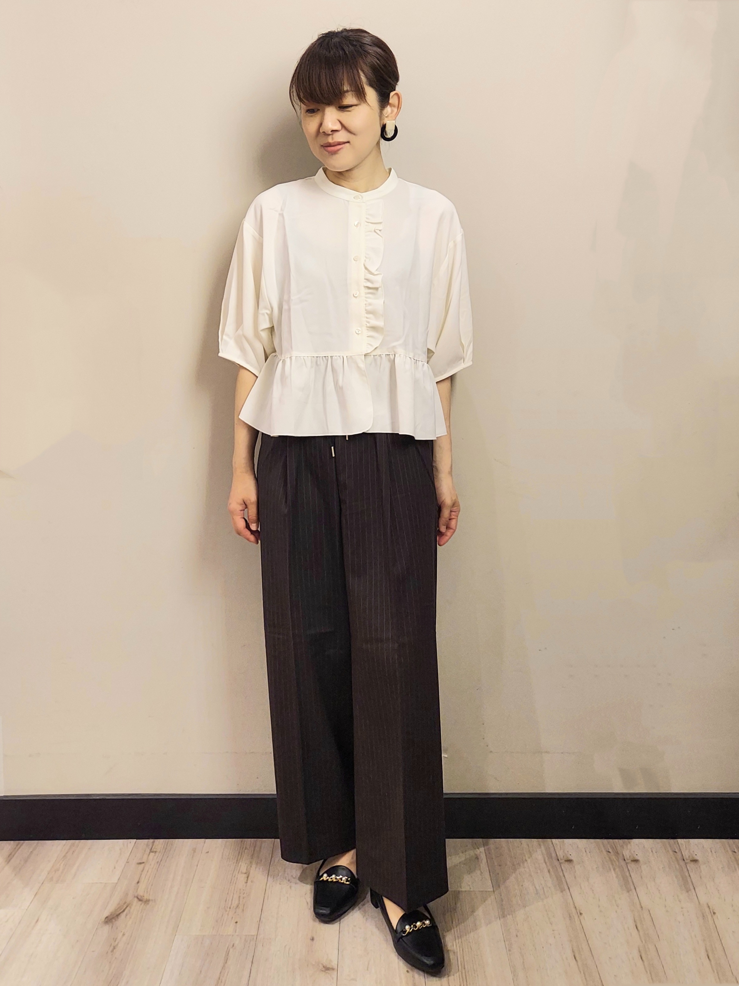 MAKIさんの「index｜フリルペプラムブラウス【UV／接触冷感／吸水速乾／防シワ／洗濯機OK】」を使ったコーディネート