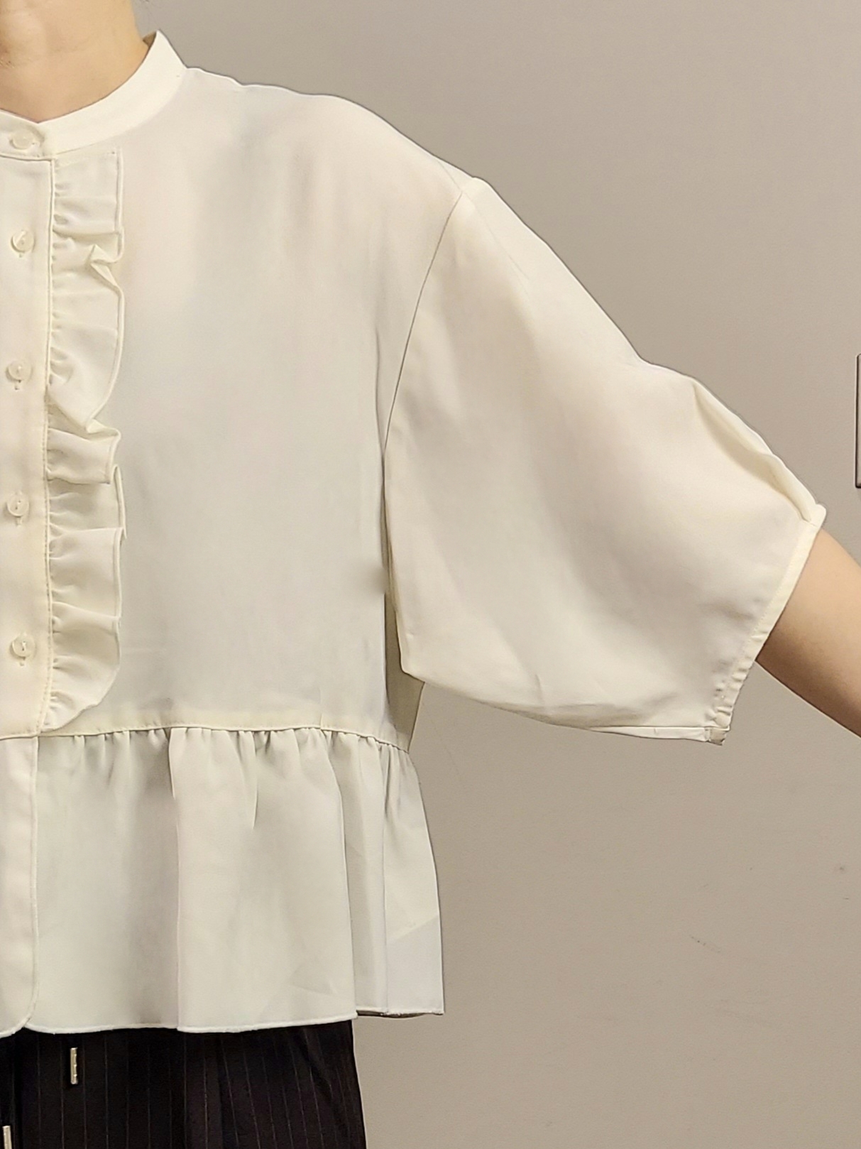 MAKIさんの「index｜フリルペプラムブラウス【UV／接触冷感／吸水速乾／防シワ／洗濯機OK】」を使ったコーディネート