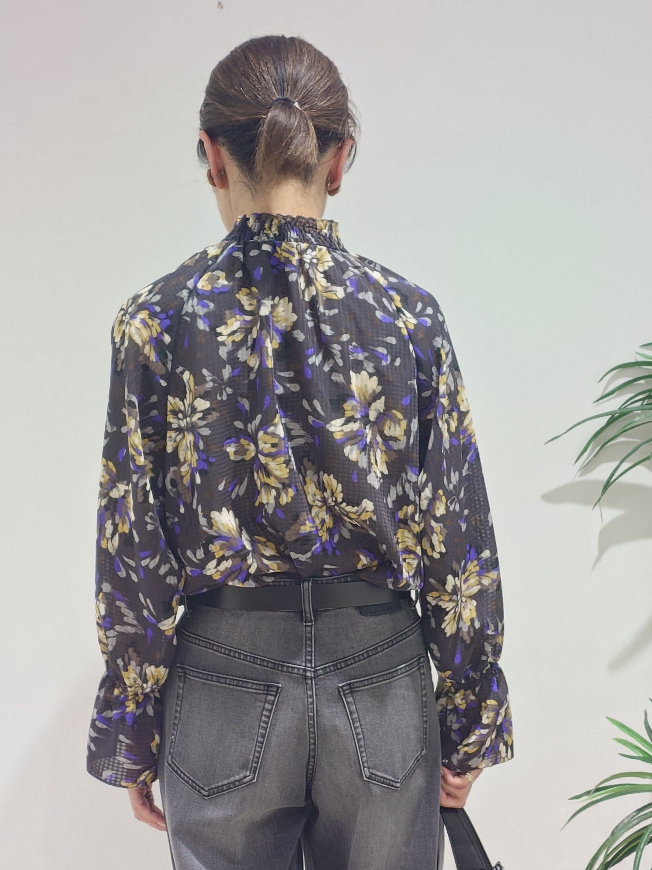 MUTSUKOさんの「UNTITLED｜【秋映え/花柄】フラワープリントブラウス」を使ったコーディネート
