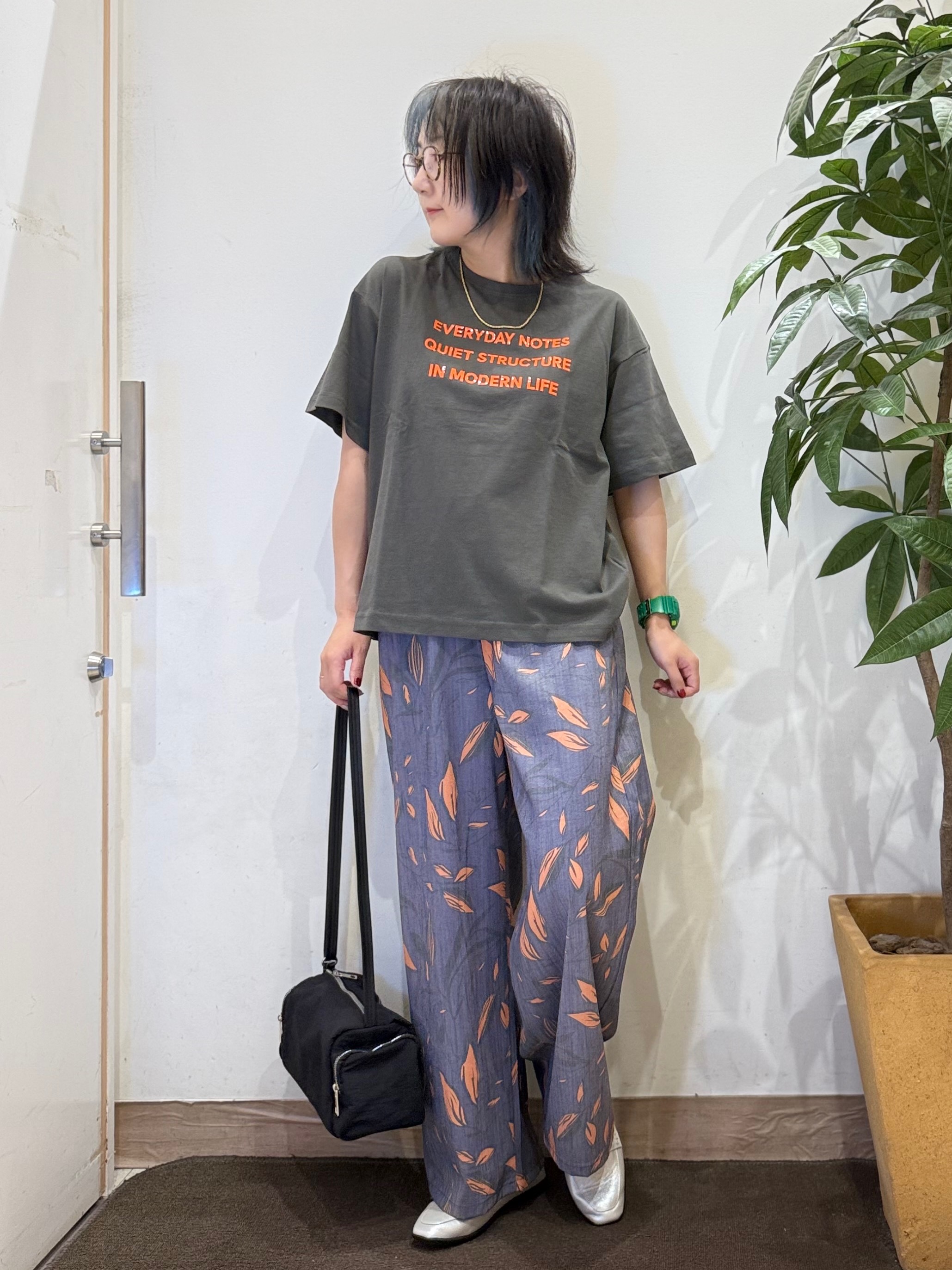 misakiさんの「SHOO･LA･RUE｜【S-LL/洗濯機可】大人っぽく着られる ジェルロゴプリントTシャツ」を使ったコーディネート
