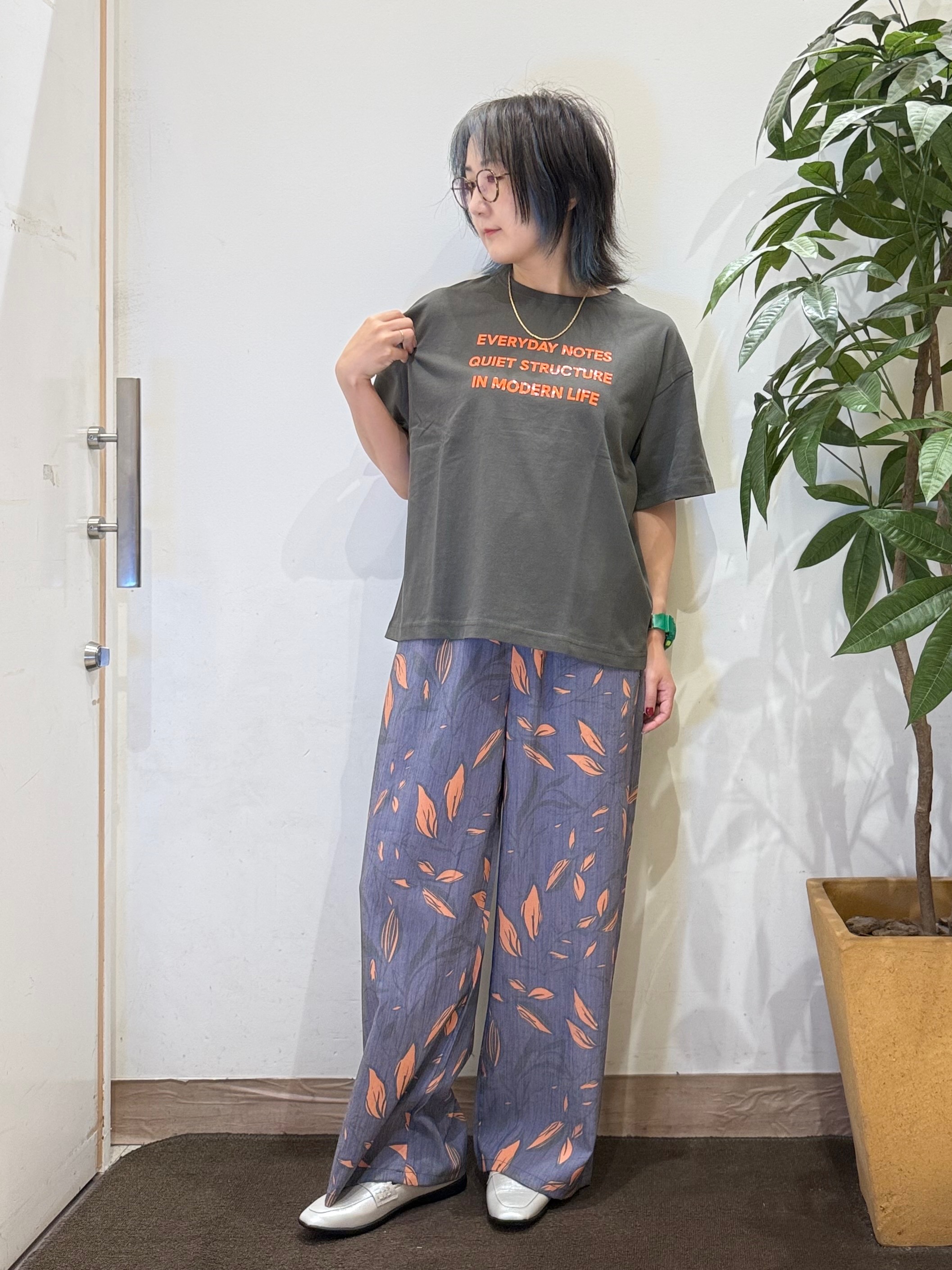 misakiさんの「SHOO･LA･RUE｜【S-LL/洗濯機可】大人っぽく着られる ジェルロゴプリントTシャツ」を使ったコーディネート