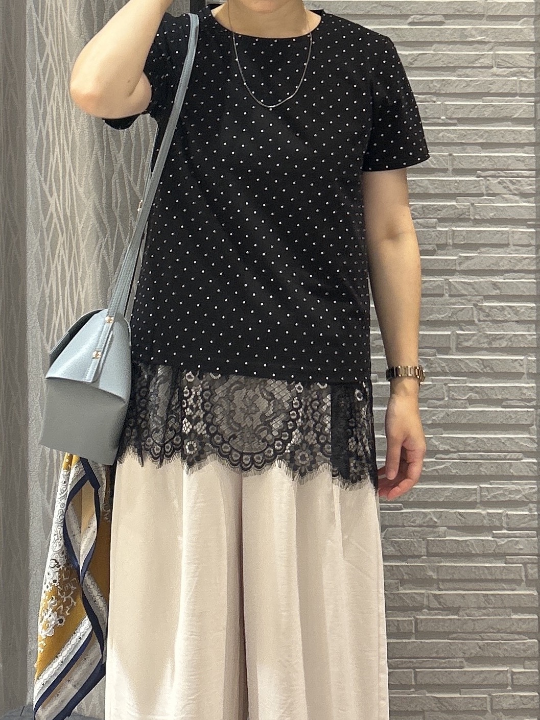 ga_riさんの「THE SHOP TK｜大人にちょうどいい チャーム付きドット柄Tシャツ」を使ったコーディネート
