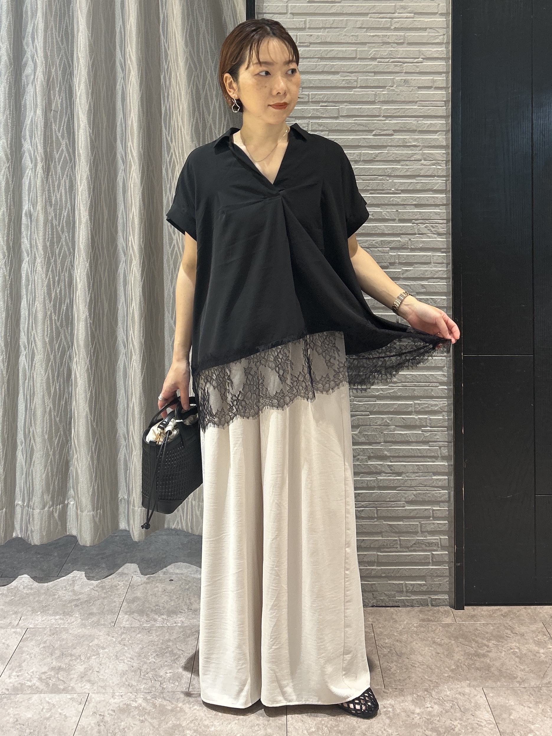 ga_riさんの「THE SHOP TK｜【ひんやり/体型カバー】裾レース切り替え スキッパーシャツ」を使ったコーディネート