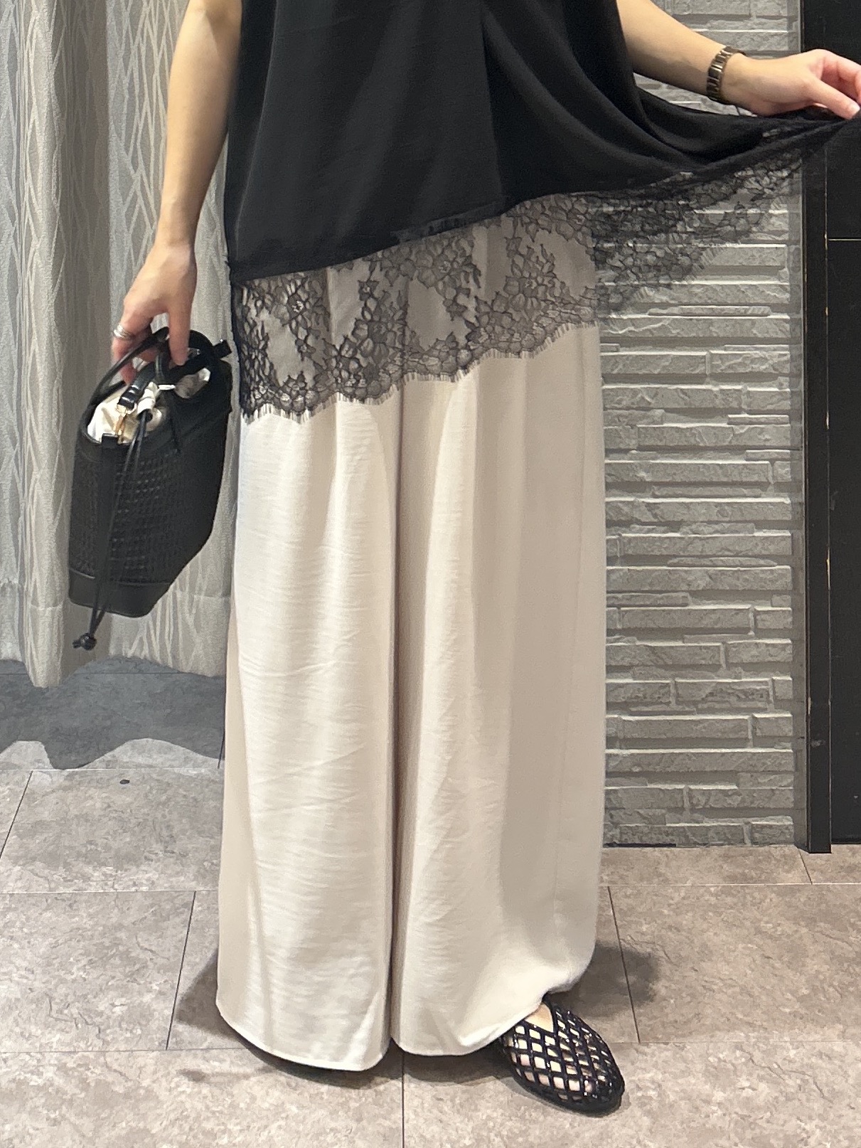 ga_riさんの「THE SHOP TK｜【ひんやり/体型カバー】裾レース切り替え スキッパーシャツ」を使ったコーディネート
