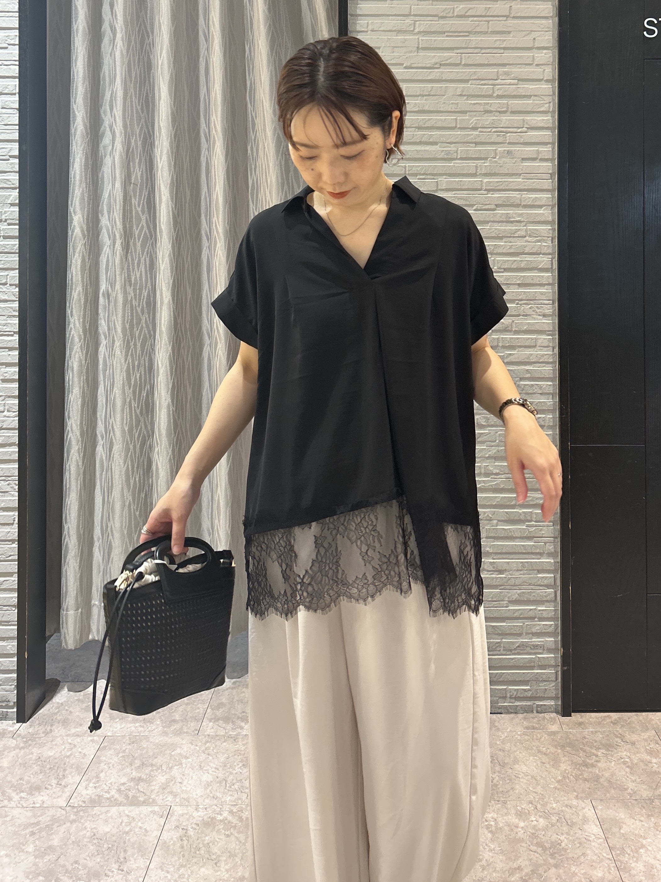 ga_riさんの「THE SHOP TK｜【ひんやり/体型カバー】裾レース切り替え スキッパーシャツ」を使ったコーディネート