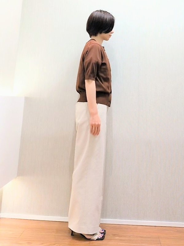 ミズタさんの「UNTITLED｜【すっきり秋羽織り/前開きボタン】ドライタッチ5分袖カーディガン」を使ったコーディネート