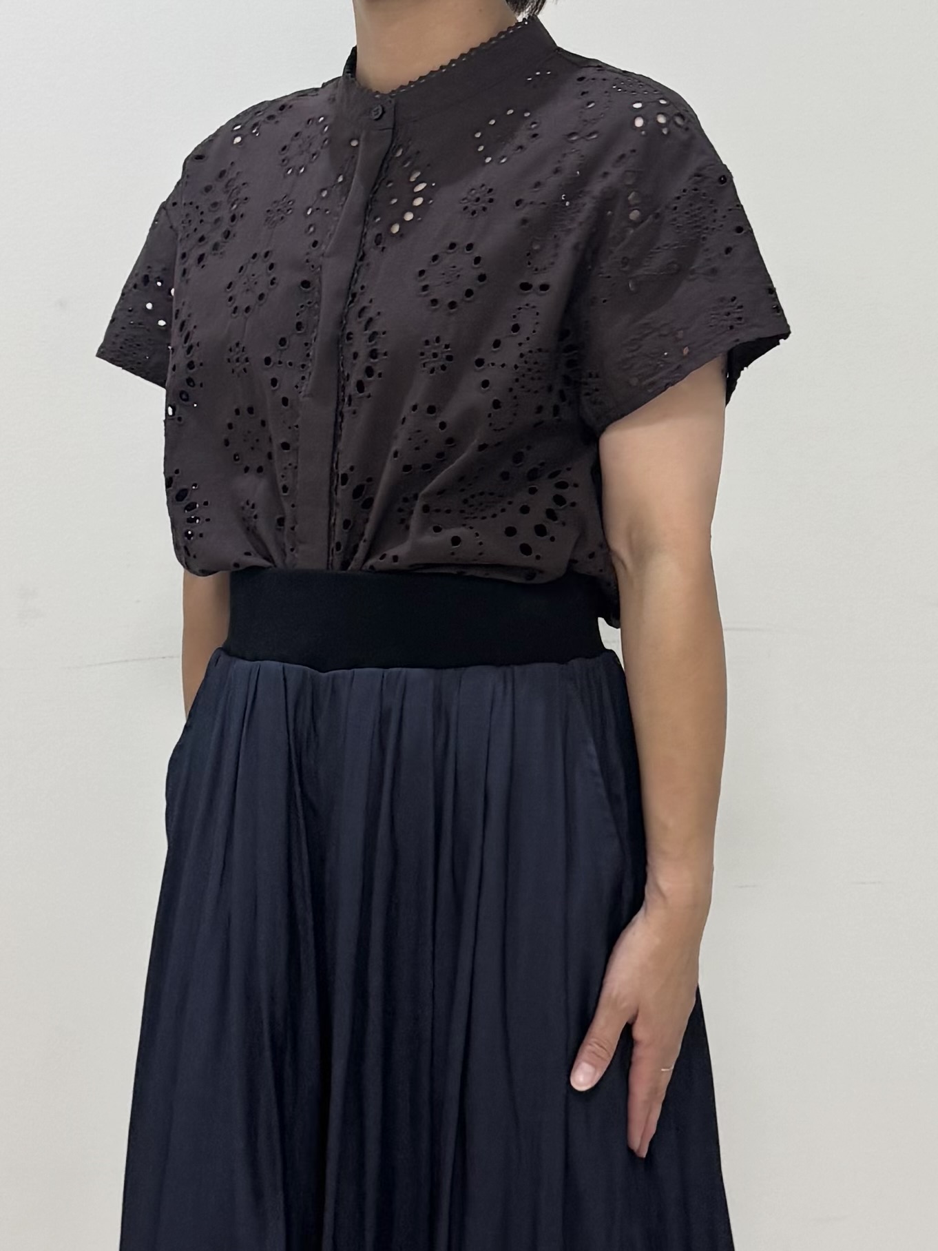 koyaさんの「Reflect｜【通勤◎】カットワーク刺繍レース シャツブラウス」を使ったコーディネート
