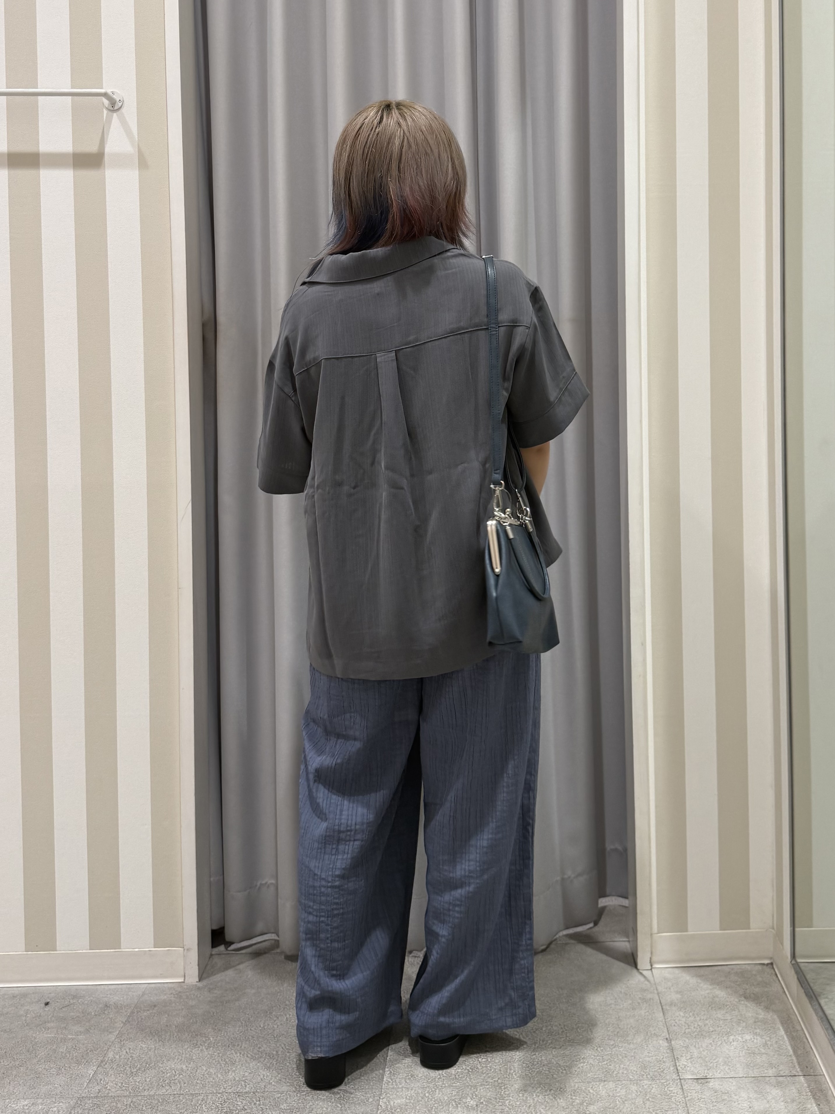 sakinoさんの「SHOO･LA･RUE｜【通気性〇/UV/S-LL】洗濯後しわになりにくい とろみストライプシャツ」を使ったコーディネート