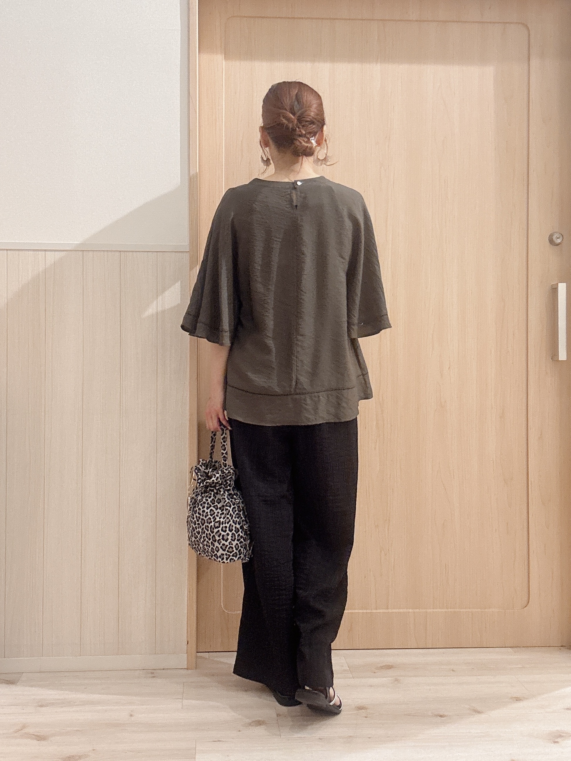 モカさんの「SHOO･LA･RUE｜【S-LL/洗濯機可/体型カバー】はしごレースがポイント スラブポンチョ風ブラウス」を使ったコーディネート