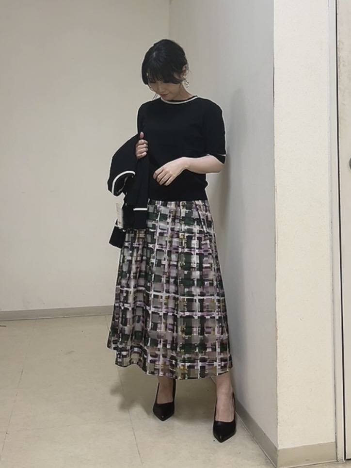 watanabeさんの「UNTITLED｜【アンサンブル可/きれいめ/通勤】コンパクト5分袖ニット」を使ったコーディネート