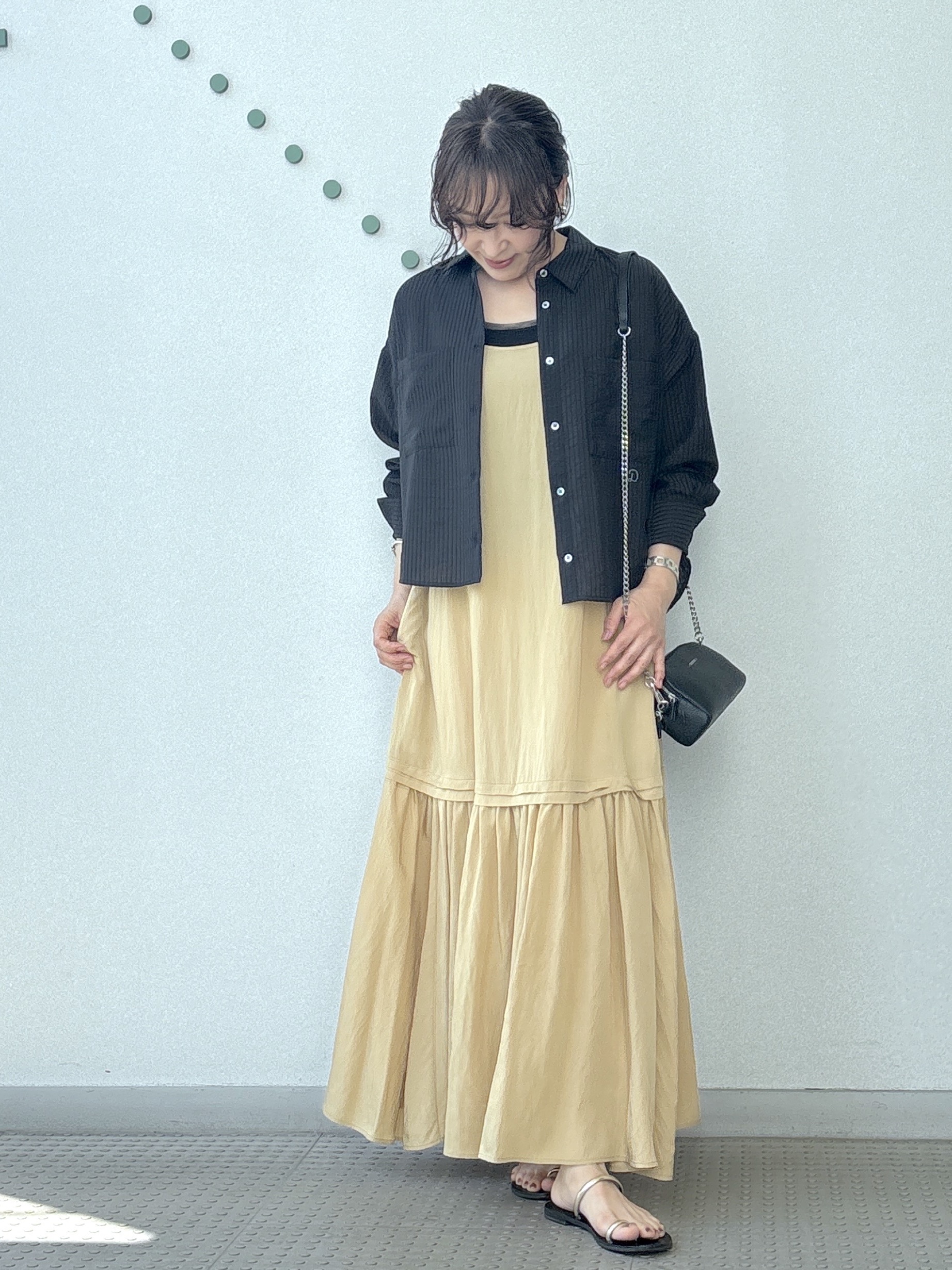 kawamuraさんの「DRESSTERIOR｜◆シアーストライプクロップドシャツ」を使ったコーディネート