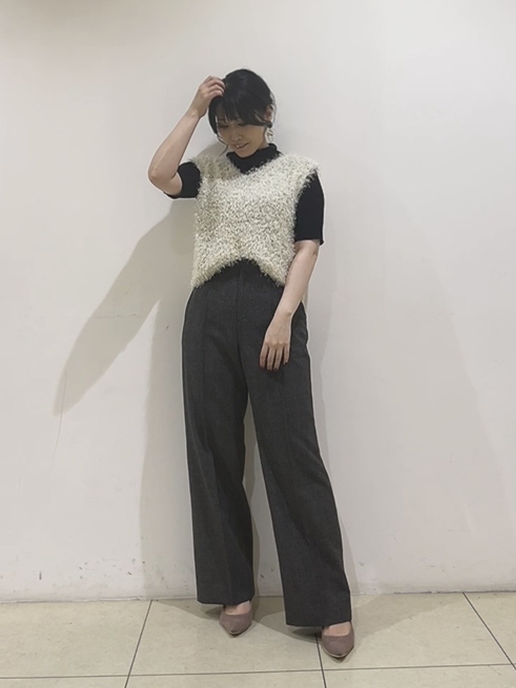 watanabeさんの「UNTITLED｜【洗える】ファンシーヤーンVネックニットベスト」を使ったコーディネート