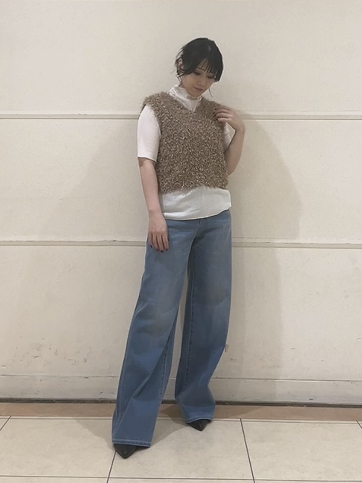 watanabeさんの「UNTITLED｜【洗える】ファンシーヤーンVネックニットベスト」を使ったコーディネート