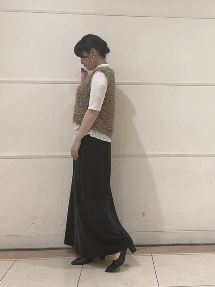 watanabeさんの「UNTITLED｜【洗える】ファンシーヤーンVネックニットベスト」を使ったコーディネート