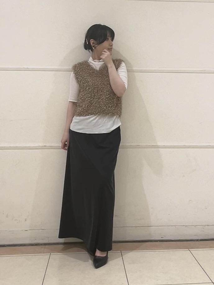 watanabeさんの「UNTITLED｜【洗える】ファンシーヤーンVネックニットベスト」を使ったコーディネート