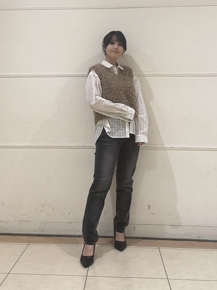 watanabeさんの「UNTITLED｜【洗える】ファンシーヤーンVネックニットベスト」を使ったコーディネート