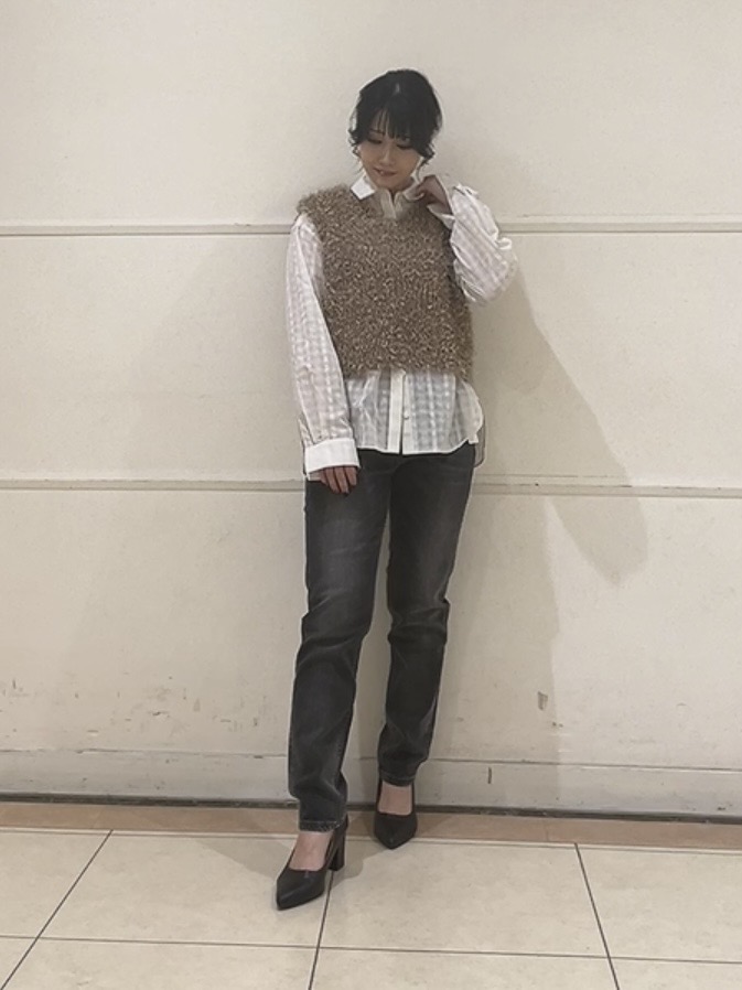 watanabeさんの「UNTITLED｜【洗える】ファンシーヤーンVネックニットベスト」を使ったコーディネート