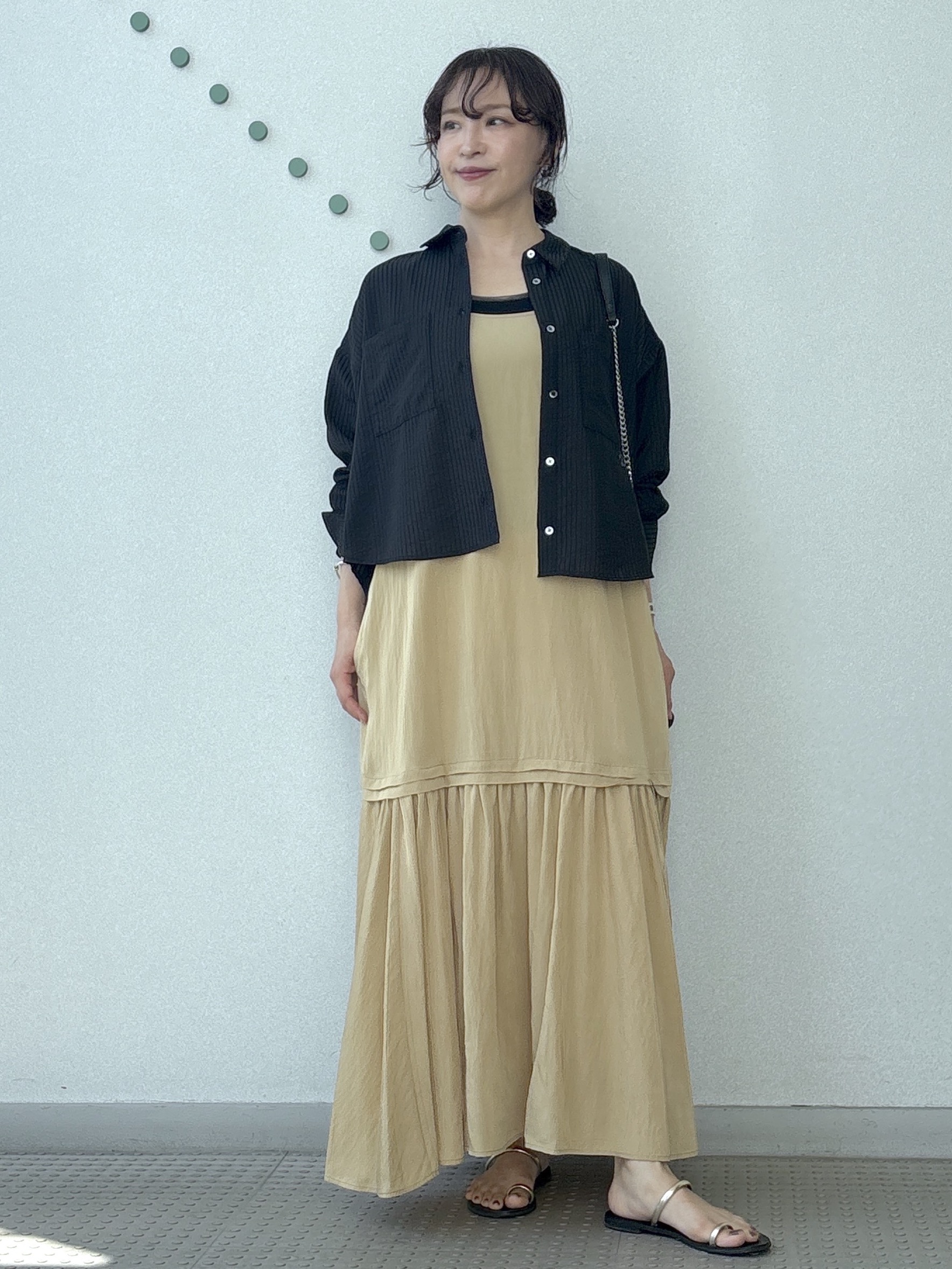 kawamuraさんの「DRESSTERIOR｜◆シアーストライプクロップドシャツ」を使ったコーディネート