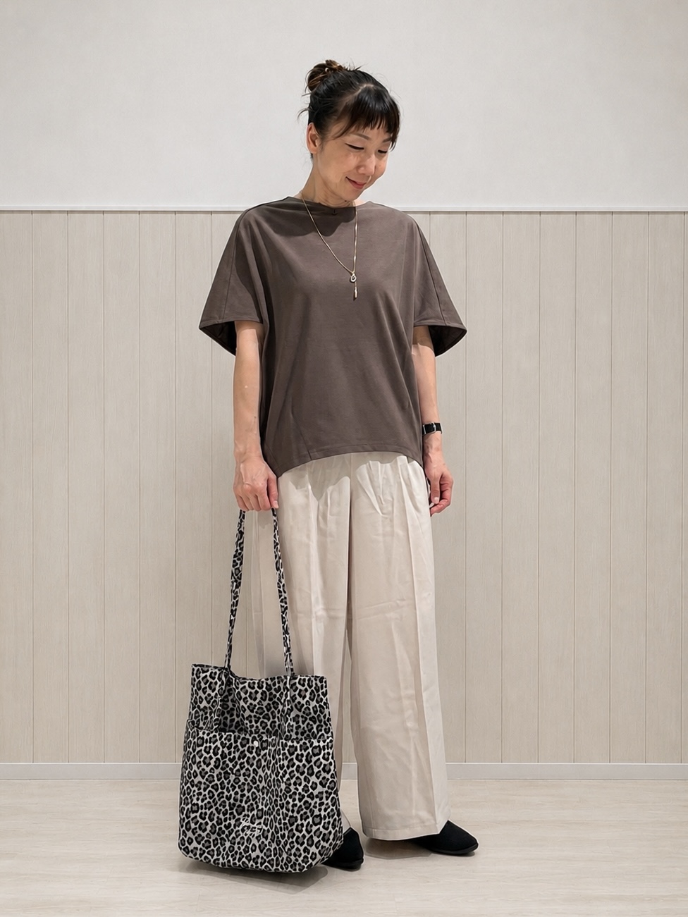 まつみさんの「SHOO･LA･RUE｜【洗濯機可/体型カバー】インせず着られる 上品見えのドルマントップス」を使ったコーディネート
