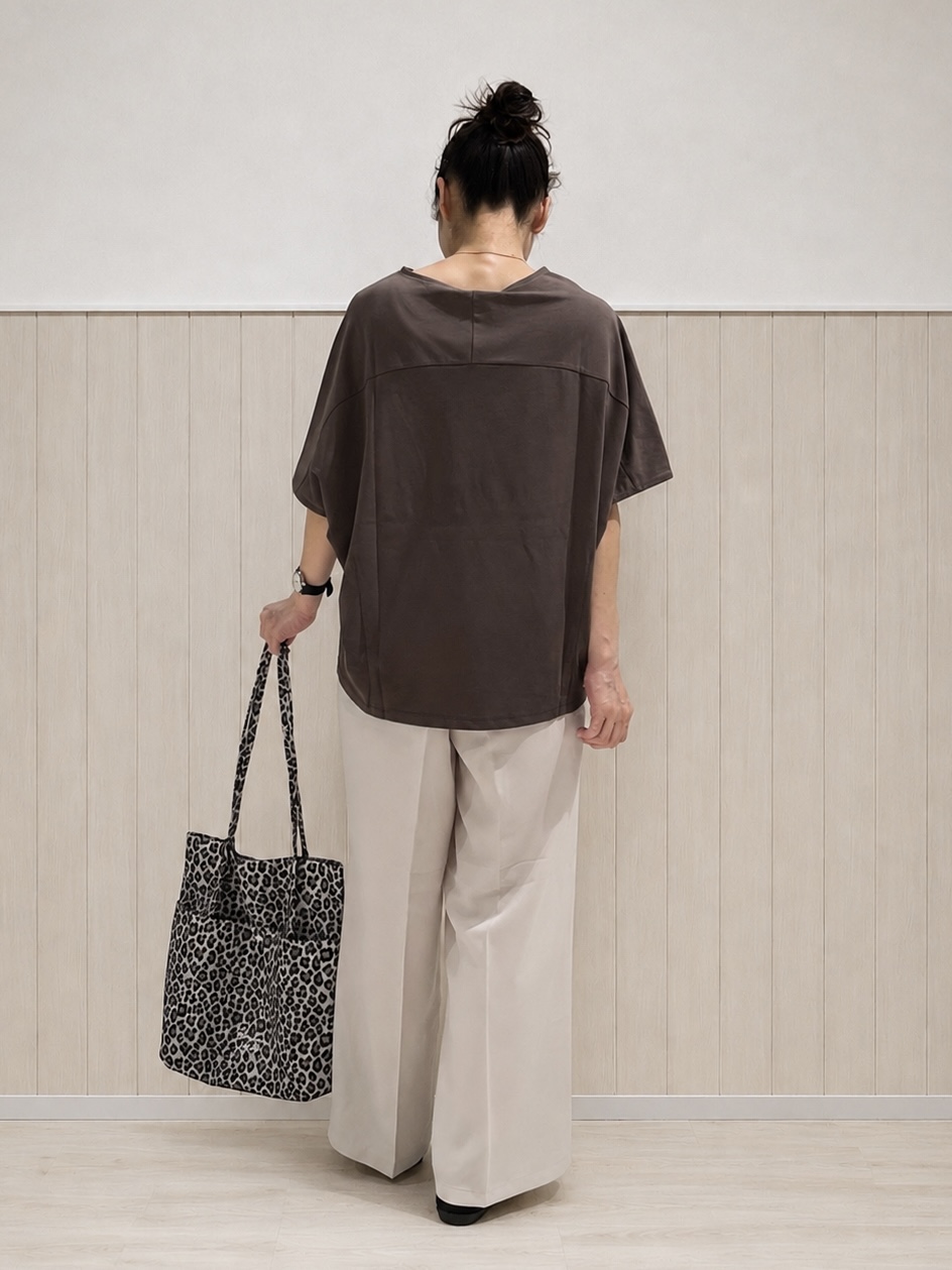 まつみさんの「SHOO･LA･RUE｜【洗濯機可/体型カバー】インせず着られる 上品見えのドルマントップス」を使ったコーディネート