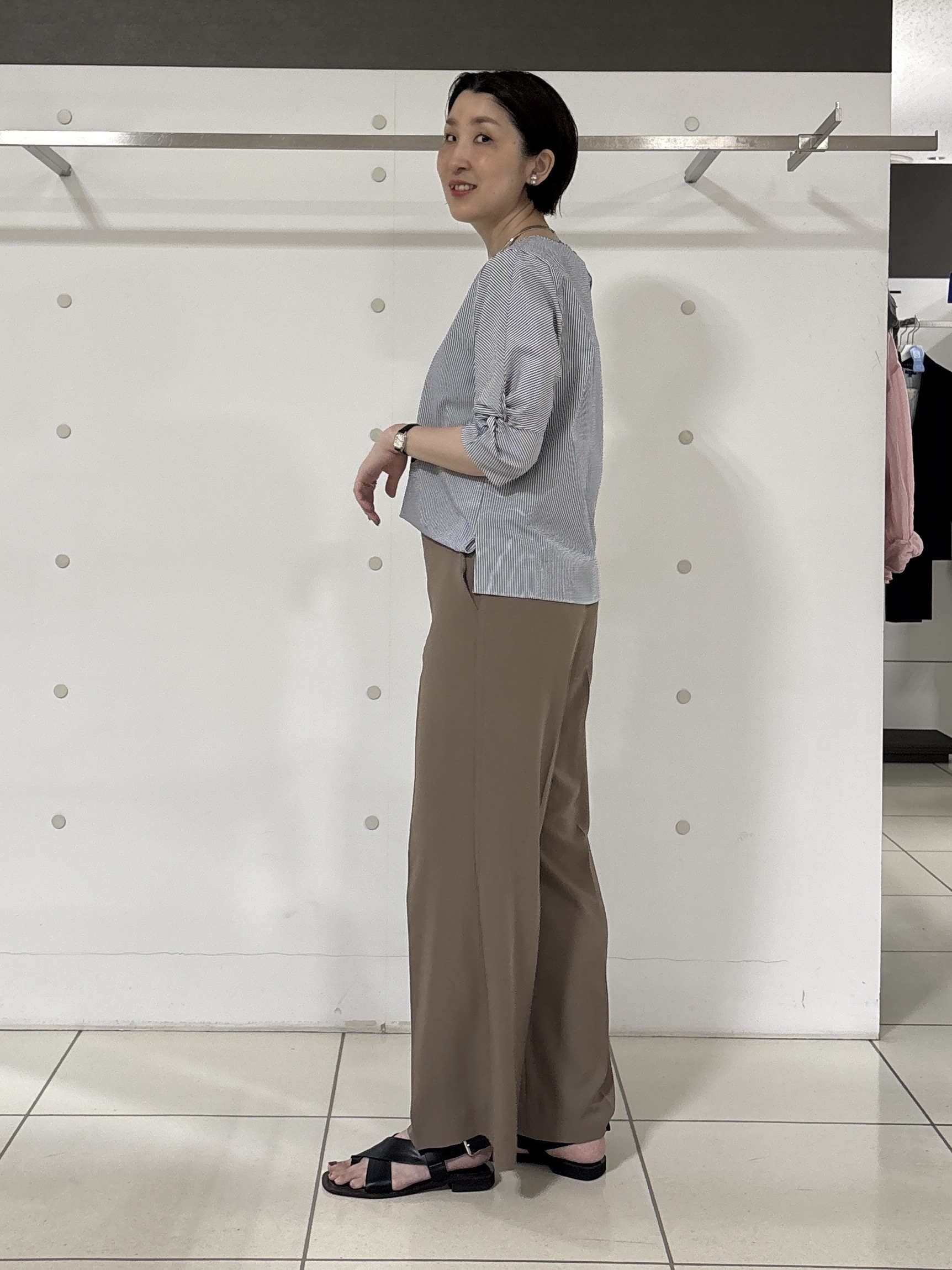 yuriさんの「INDIVI｜【初秋/UVケア/着る日傘】ワイドストレートパンツ」を使ったコーディネート