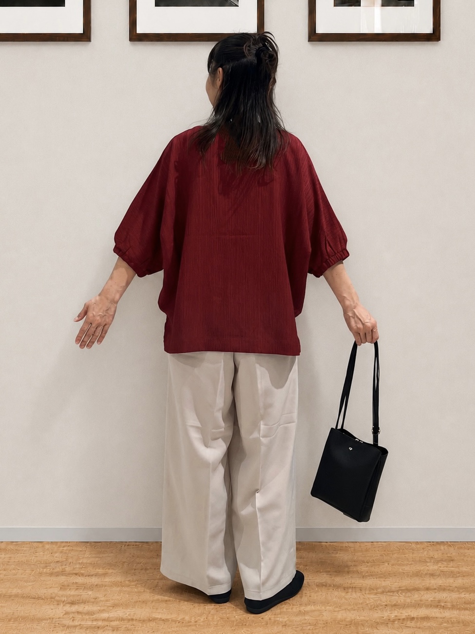 まつみさんの「SHOO･LA･RUE｜【インせず着られる/洗濯後しわになりにくい】しぼしぼドルマンブラウス」を使ったコーディネート