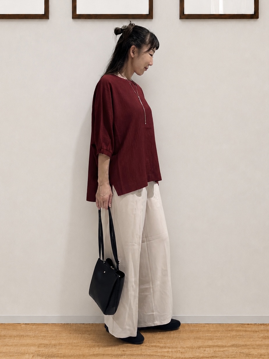 まつみさんの「SHOO･LA･RUE｜【インせず着られる/洗濯後しわになりにくい】しぼしぼドルマンブラウス」を使ったコーディネート