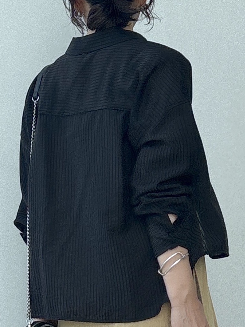 kawamuraさんの「DRESSTERIOR｜◆シアーストライプクロップドシャツ」を使ったコーディネート