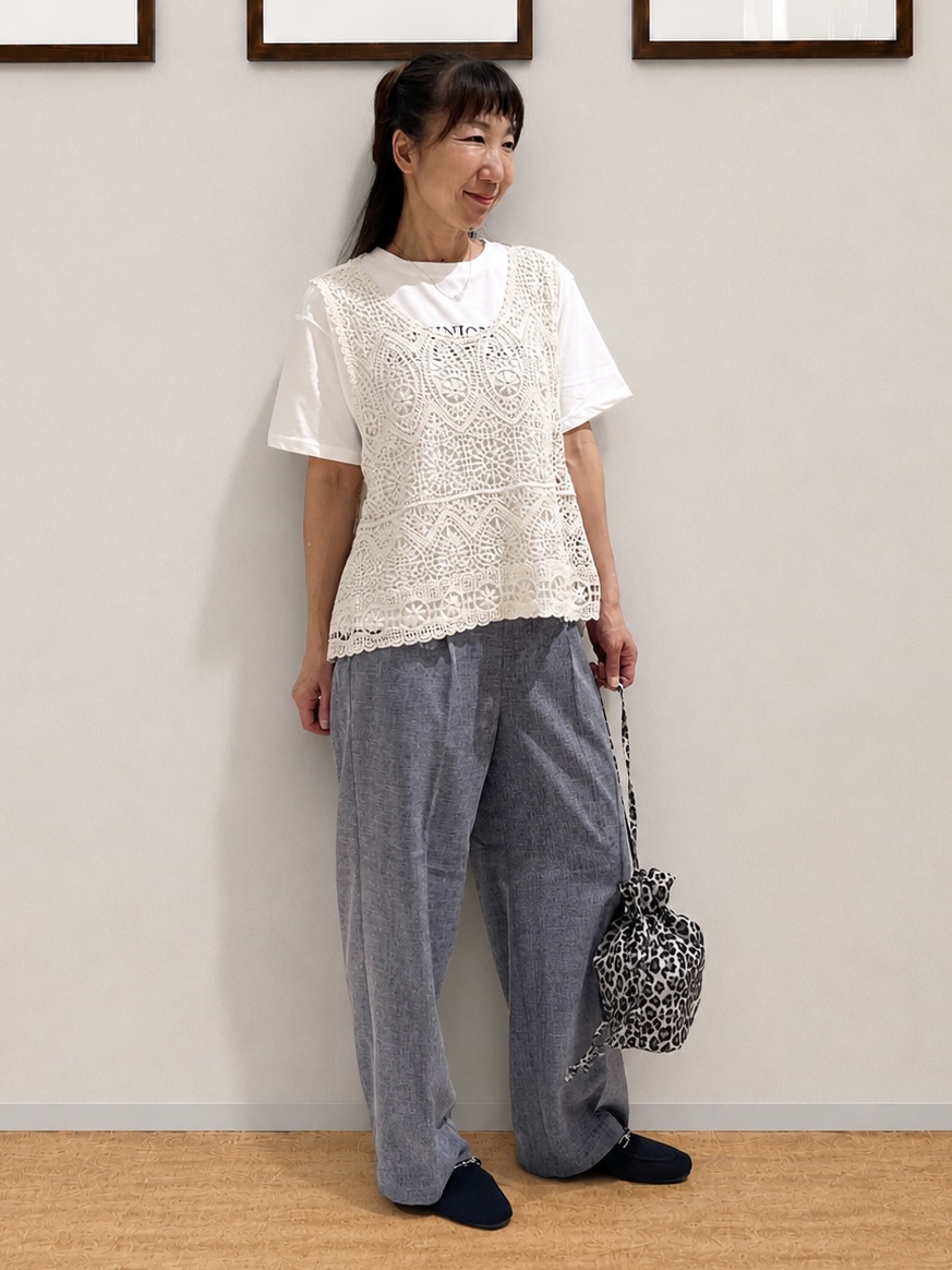 まつみさんの「SHOO･LA･RUE｜【2点セット/体型カバー】瞬間レイヤードコーデが完成 クロシェ編みベスト+ロゴT」を使ったコーディネート