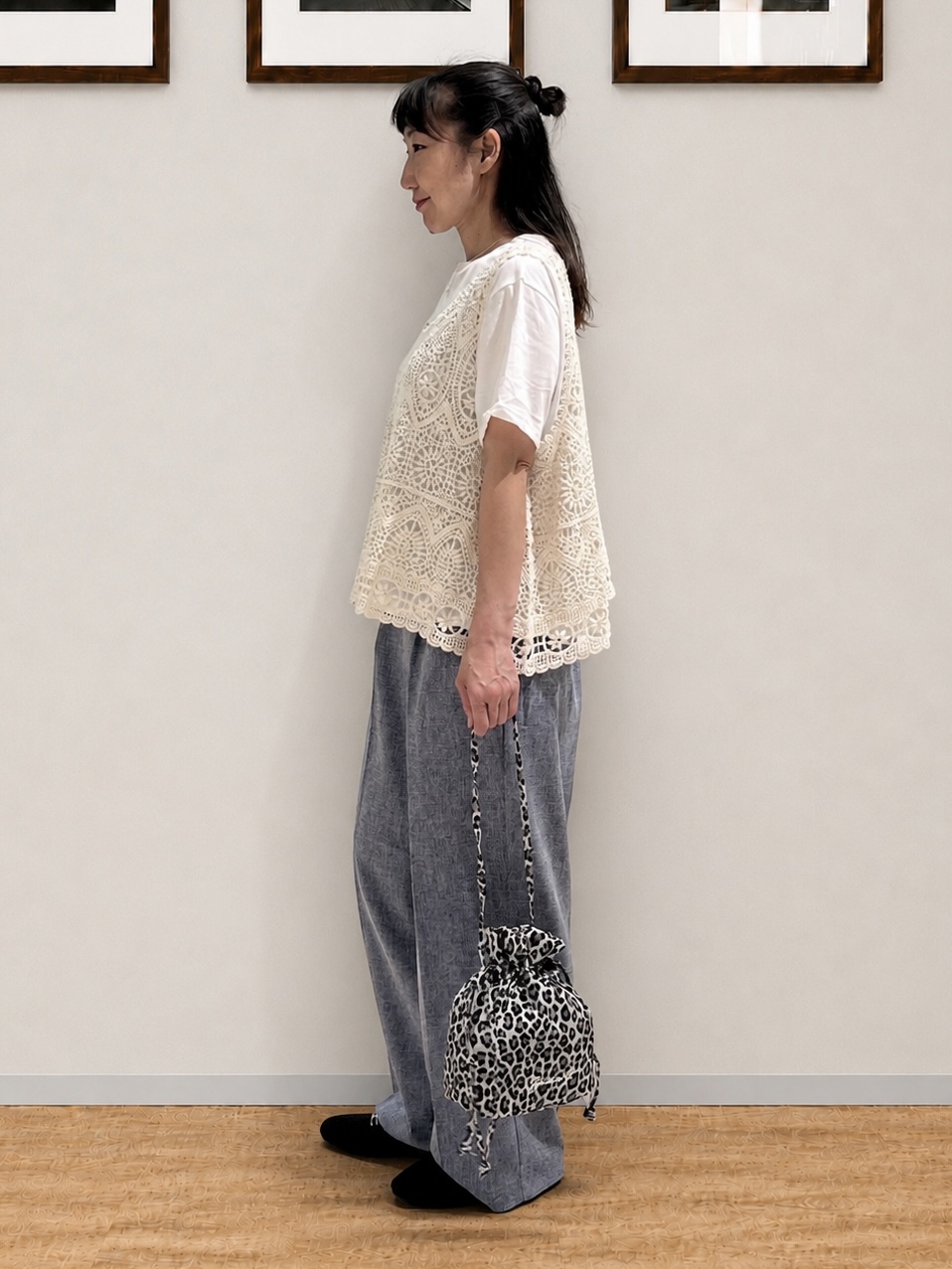 まつみさんの「SHOO･LA･RUE｜【2点セット/体型カバー】瞬間レイヤードコーデが完成 クロシェ編みベスト+ロゴT」を使ったコーディネート